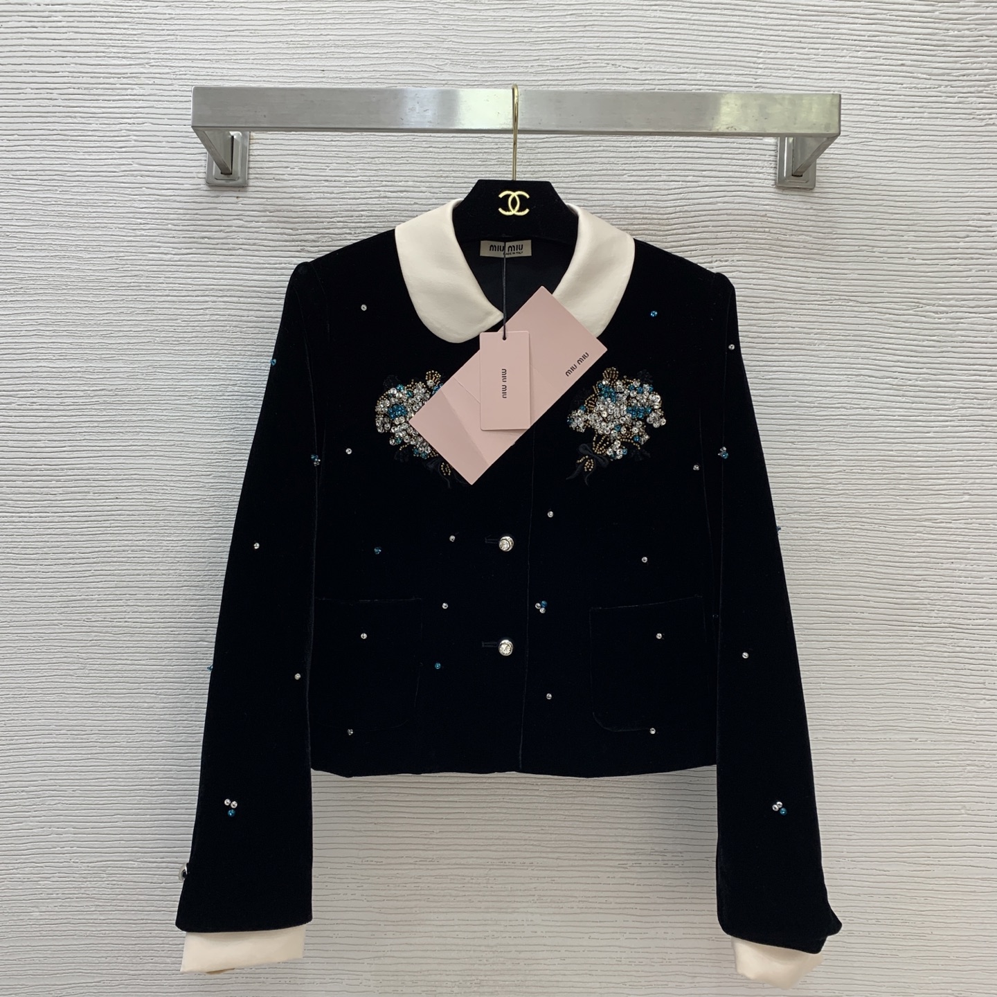 NO:533784,Model number G25092535 MiuMi* Miujia new model high-end custom gold velvet high-quality fabric, high-end luxury heavy industry nail bead decoration contrast splicing doll collar double pocket long-sleeved short velvet jacket!  Black, (M size shoulder width 37 with shoulder pads, bust 94, sleeve length 59, clothing length 49) hair, miumiu, jackets & coats, alexander wang19860909款号G25092535 MiuMi*缪家新款 高端定制金丝绒优质面料、高级感奢华重工钉珠装饰撞色拼接娃娃领双口袋长袖短款丝绒外套！黑色, （M码肩宽37有垫肩,胸围94,袖长59,衣长49）发,,miumiu,jackets & coats,alexander wang,Women's clothing