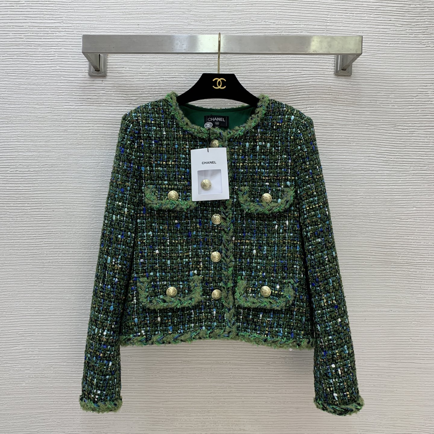 NO:517244,Model number G25092475 Chane* newest model High-end custom hem sewn metal chain style with styling!  Mixed color-melting coarse fabric flip gold buckle decoration fashionable and versatile round neck small fragrance style short jacket!  Green, (M size shoulder width 37 with padded shoulders, bust 96, sleeve length 57, clothing length 52) hair, chanel, jackets & coats, alexander wang19860909款号G25092475 Chane*新款 高端定制下摆内侧缝制金属链条版型垂坠有型！混色编制粗纺面料翻盖金扣装饰时尚百搭圆领小香风短外套！绿色, （M码肩宽37有垫肩, 胸围96,袖长57,衣长52）发,,chanel,jackets & coats,alexander wang,Women's clothing