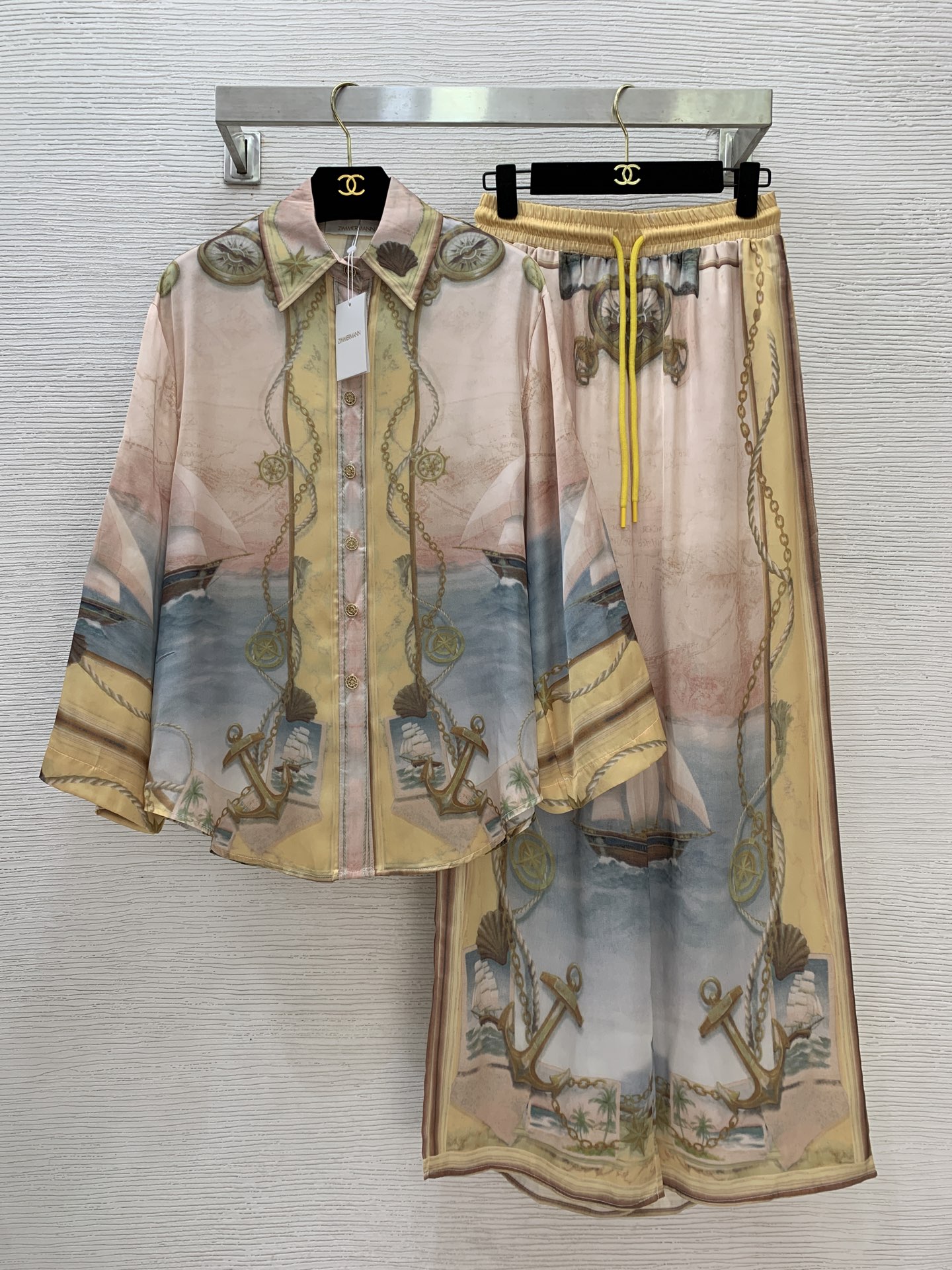 NO:533752,Model number D25092528 ZIMMERMA*N ZIMMERMA*N Australian brand High-end custom smooth silk satin fabric Vacation style nautical pattern Fashion print Two-piece set Loose and versatile button lapel long sleeve shirt top Drawstring elastic waist loose wide-leg pants trousers!  1.2.3.4/SMLXL (2 size shoulder width 44, bust 114, sleeve length 48, clothing length 70; waist 64~74, hip 104, pants length 105) hair, alexander wang19860909款号D25092528 ZIMMERMA*N 兹默曼澳洲品牌 高端定制光滑丝缎面料度假风航海图案时尚印花两件套装宽松百搭系扣翻领长袖衬衣上衣抽绳松紧腰宽松阔腿裤长裤！1.2.3.4/SMLXL（2码肩宽44,胸围114,袖长48,衣长70；腰围64～74,臀围104,裤长105）发,,alexander wang,Women's clothing