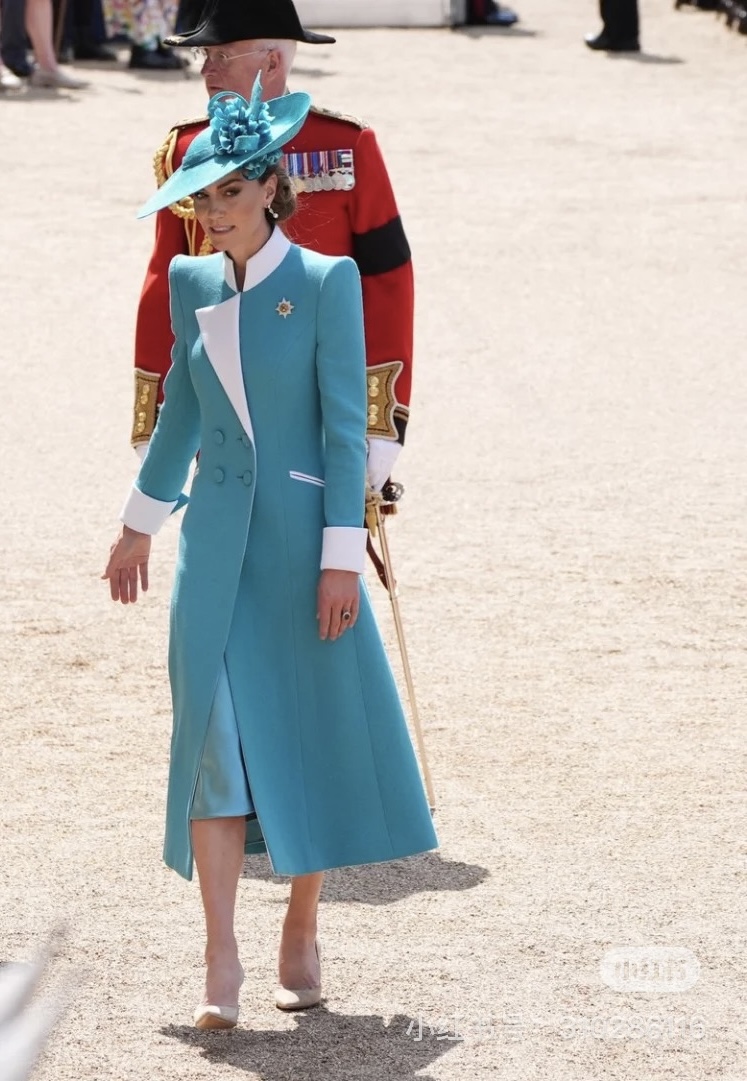 NO:517238,Model number G25092428 Dio* new high-end custom contrasting color splicing double row four-bar slim fit and slim mid-length coat jacket!  Blue, red, (S size shoulder width 37 with padded shoulders, bust 88, sleeve length 58, clothing length 120) hair, dior, jackets & coats, alexander wang19860909款号G25092428 Dio*新款 高端定制撞色拼接双排四粒扣修身显瘦中长款大衣外套！蓝色、红色、  （S码肩宽37有垫肩,胸围88,袖长58,衣长120）发,,dior,jackets & coats,alexander wang,Women's clothing