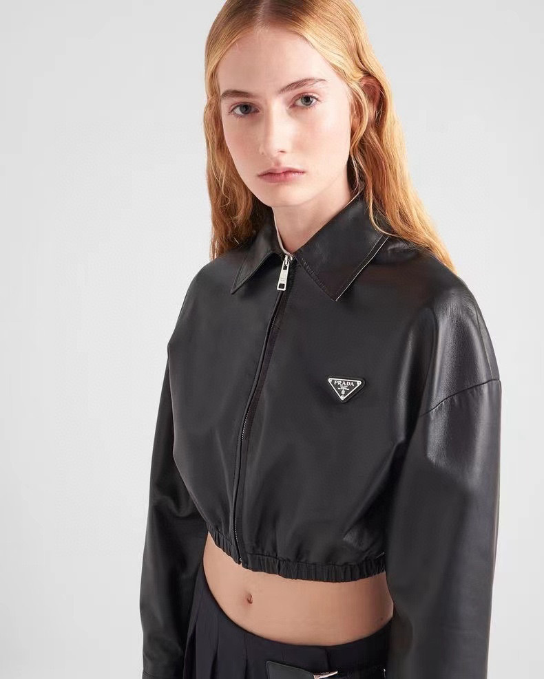 NO:517241,Model number D25092485 Prad* new P home custom-made full letter logo jacquard lining, classic inverted triangle badge decorative elastic zipper placket lapel long sleeve short leather jacket!  Black, (M size shoulder width 56, bust 108, sleeve length 53, clothing length 53) hair, prada, jackets & coats, alexander wang19860909款号D25092485 Prad*新款P家定制通体字母logo提花内衬、经典倒三角标徽章装饰松紧收摆拉链门襟翻领长袖短款皮革外套！黑色,（M码肩宽56,胸围108,袖长53,衣长53）发,,prada,jackets & coats,alexander wang,Women's clothing