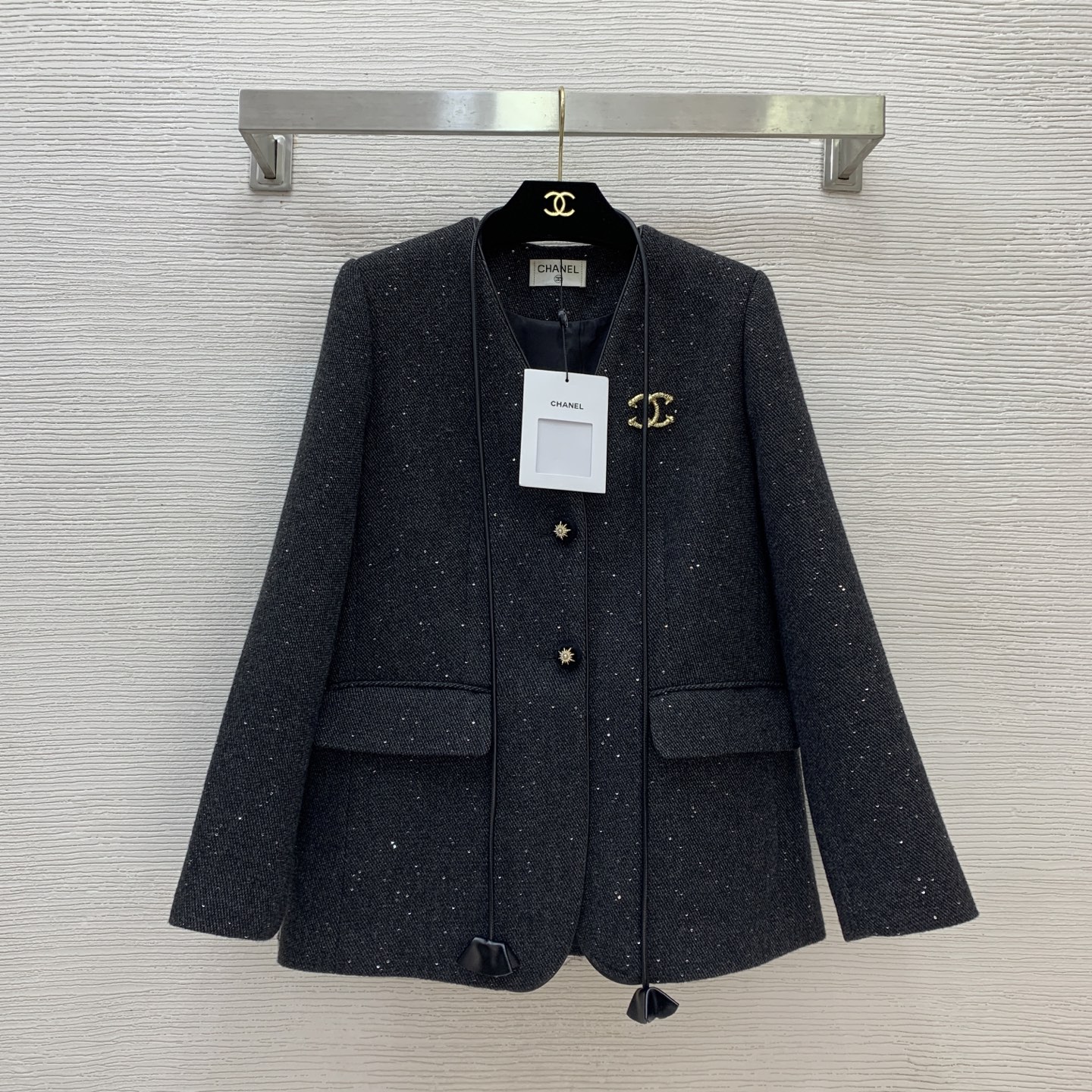 NO:534220,Model number G25092674 Chane* newest high-end custom wool blended sequin woven coarse fabric, two-pin buckle flap pocket V-neck slim fit commuter stylish jacket!  Dark gray, dark camel, (M size shoulder width 37 with shoulder pads, bust 94, sleeve length 57, clothing length 68) hair, chanel, jackets & coats, alexander wang19860909款号G25092674 Chane*新款 高端定制羊毛混纺亮片编织粗纺面料、两粒扣门襟翻盖口袋V领修身显瘦通勤时尚外套！深灰色、深驼色、 （M码肩宽37有垫肩,胸围94,袖长57,衣长68）发,,chanel,jackets & coats,alexander wang,Women's clothing