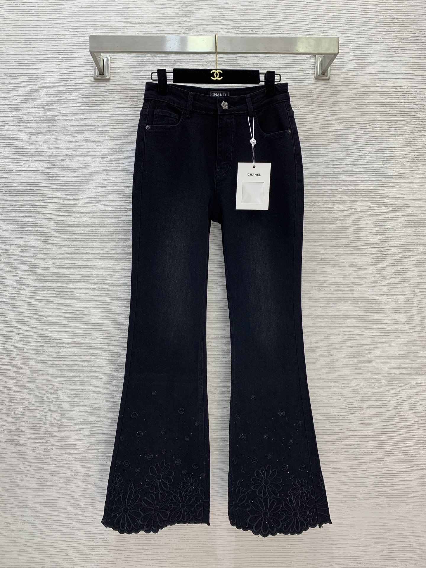 NO:534206,Model number G25092677 Chane* newest high-end custom washed denim elastic cotton, trouser legs heavy-industrial embroidered flowers high-temperature hot diamond decoration slimming leg slimming jeans!  Black, 34.36.38 (36 size waist circumference 66 elasticity, hip circumference 88, trouser length 104) hair, chanel, jeans, alexander wang19860909款号G25092677 Chane*新款 高端定制水洗牛仔弹力棉、裤脚重工刺绣花朵高温烫钻装饰修身瘦腿喇叭牛仔裤！黑色,34.36.38（36码腰围66中弹力,臀围88,裤长104）发,,chanel,jeans,alexander wang,Women's clothing