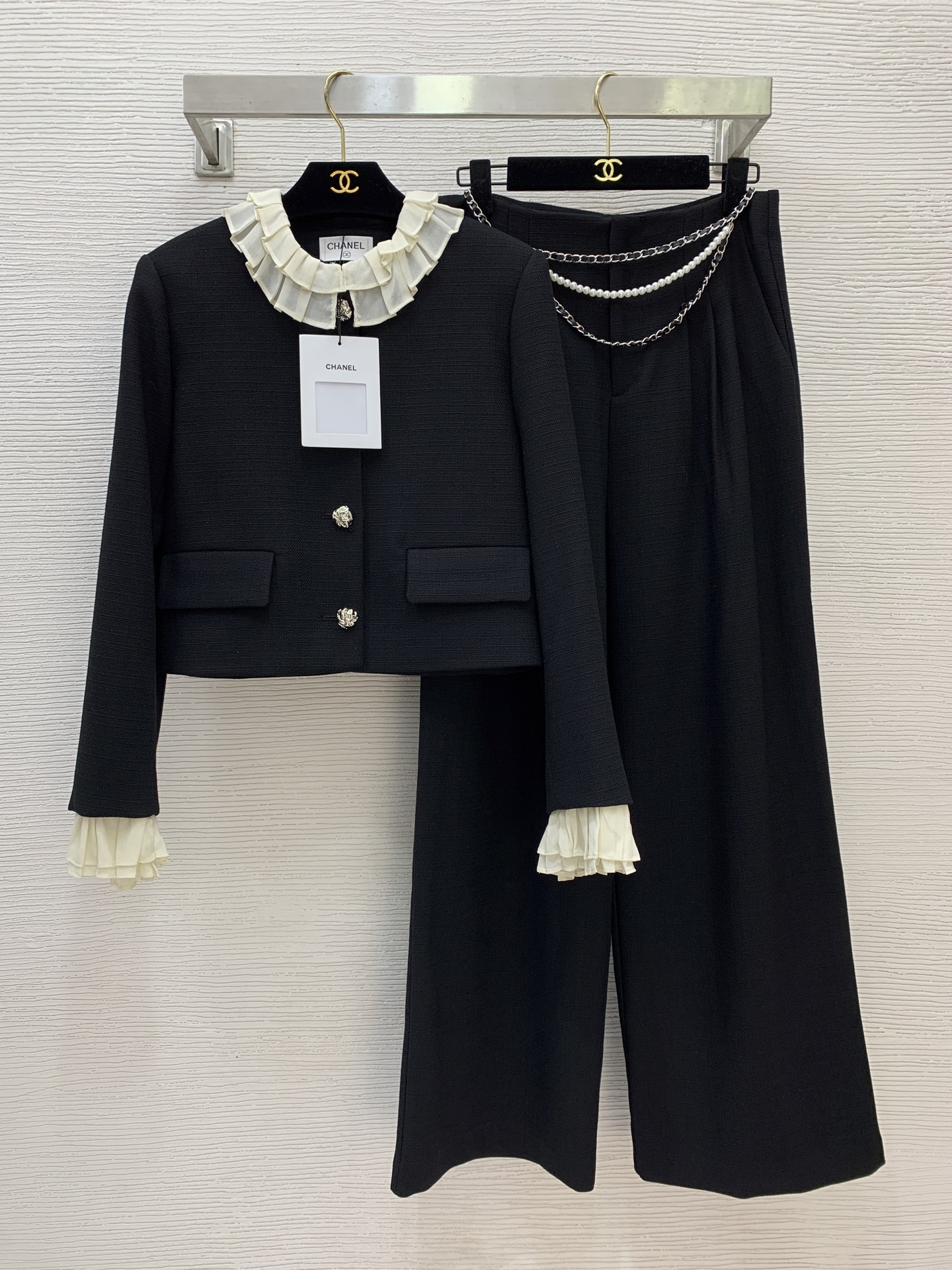 NO:534182,Picture number G25092648 Chane* new high-end custom temperament commuting fashionable coarse styling set!  Contrasted pleated lace collar buckle placket round neck long sleeve short jacket top pleated zipper placket high waist wide-leg pants trousers!  Black, 36.38.40.42 (38 size shoulder width 38 with shoulder pads, bust 94, sleeve length 60, garment length 47; waist 70, trousers length 102) hair, chanel, jackets & coats, alexander wang19860909图款号G25092648 Chane*新款高端定制气质通勤时尚粗纺套装！撞色拼接压褶花边领系扣门襟圆领长袖短款外套上衣压褶拉链门襟高腰阔腿裤长裤！黑色,36.38.40.42（38码肩宽38有垫肩,胸围94,袖长60,衣长47；腰围70,裤长102）发,,chanel,jackets & coats,alexander wang,Women's clothing