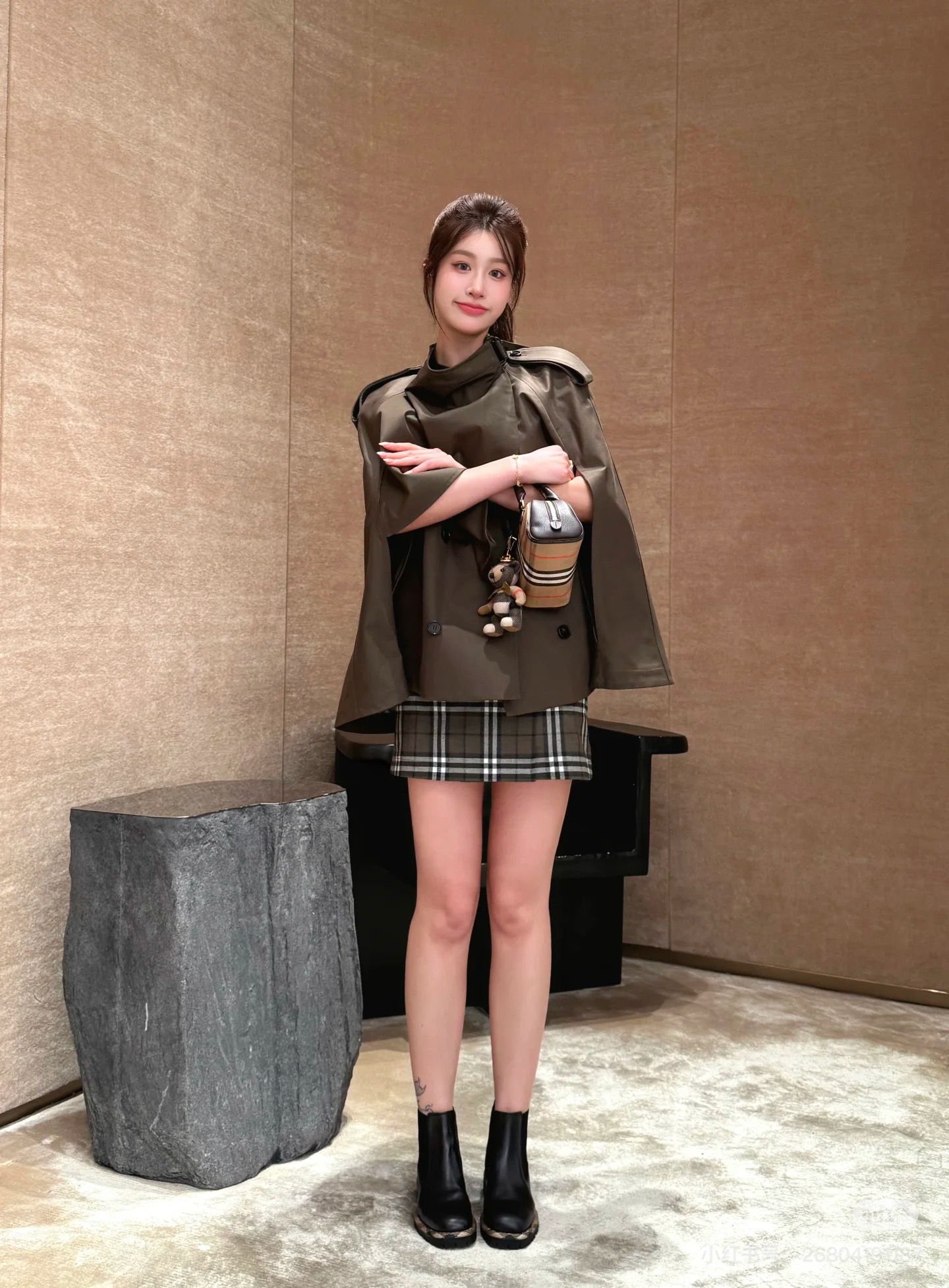 NO:533762,Model number G25092547 BURBERR* newest B-home classic checked lining double-breasted fence design loose and fashionable shawl cape jacket!  Khaki, green, (M size loose bust, side length 70) hair, burberry, jackets & coats, shawls, alexander wang19860909款号G25092547 BURBERR*新款 B家经典格纹内衬双排扣围挡设计宽松时尚披肩斗篷外套！卡其色、绿色、（M码胸围宽松,侧长度70）发,,burberry,jackets & coats,shawls,alexander wang,Women's clothing