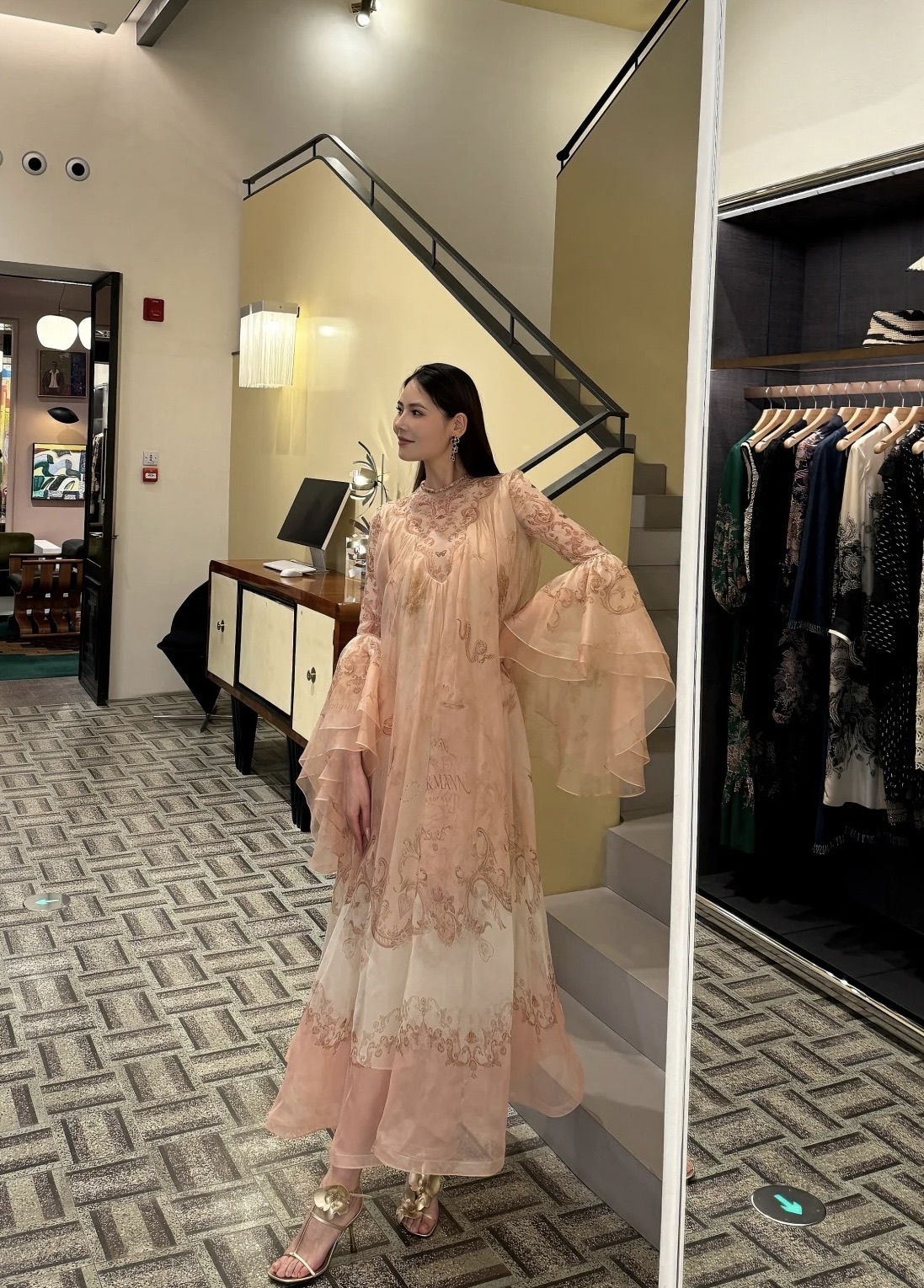 NO:534212,Model number G25092654 ZIMMERMA*N ZIMMERMA Australia brand high-end custom flowing and transparent sand fabric!  Sweet girl Tian Xiwei/Liang Jie/Zhang Liangying show many celebrity shows, retro patterns, animal trees printed lotus leaf splicing, flap sleeves loose long dress!  1.2.3.4/SMLXL (2 size bust 100~104, sleeve length 77, skirt length 134) hair, skirt, alexander wang19860909款号G25092654 ZIMMERMA*N兹默曼澳洲品牌 高端定制飘逸透视沙面料！甜妹田曦薇/梁洁/张靓颖众多明星秀、复古花纹动物树木印花荷叶拼接喇叭袖宽松大摆长款连衣裙！1.2.3.4/SMLXL（2码胸围100～104,袖长77,裙长134）发,,skirts,alexander wang,Women's clothing