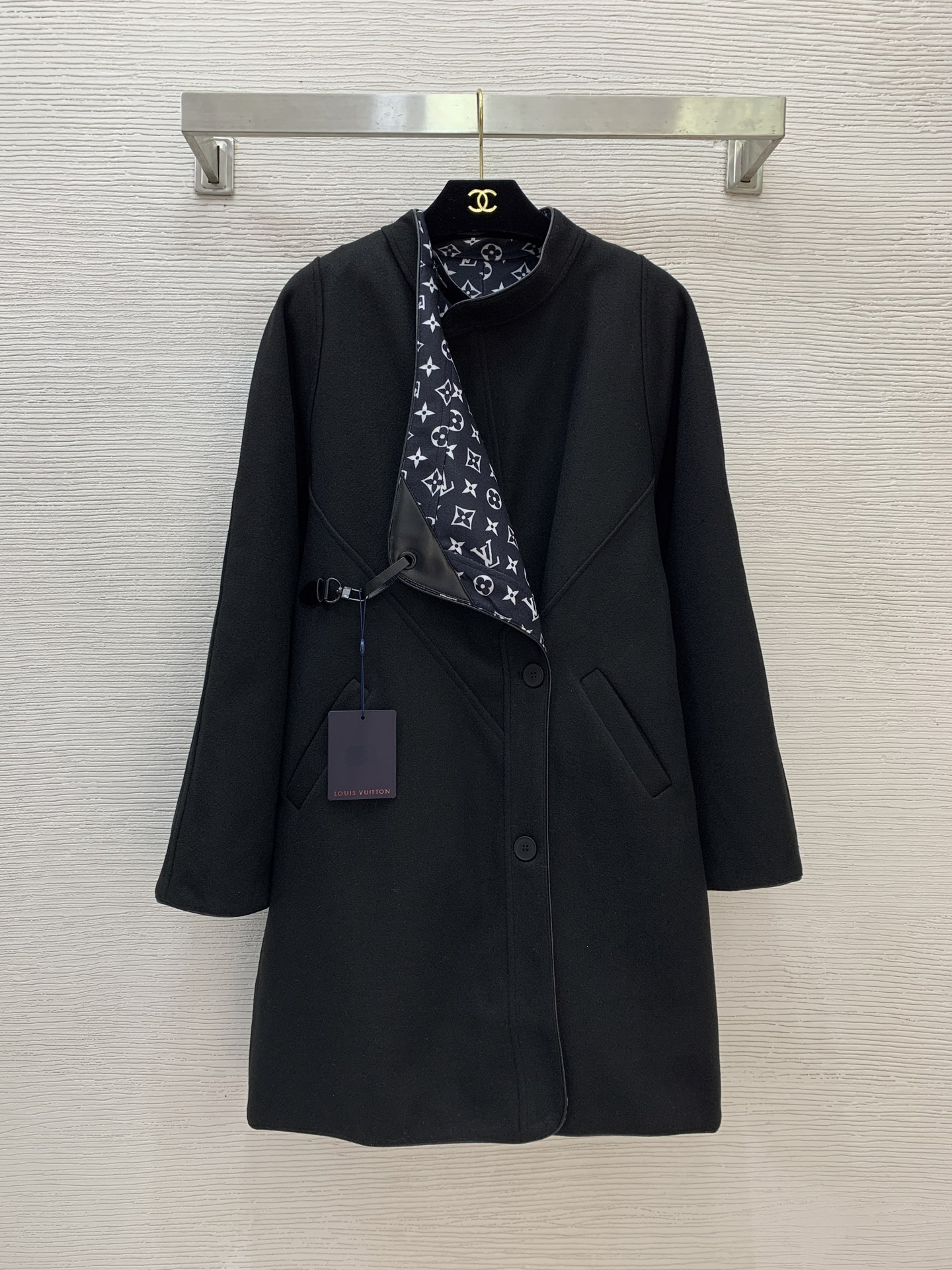 NO:560219,Model No. G25100658 LOUIS*Lvjia LV’s new style, all-over presbyopia logo printed leather with lapel buckle design, loose and versatile mid-length fashionable woolen coat!  Black, (M size bust 106, sleeve length 63, dress length 88),,louis vuitton,louis vuitton,louis vuitton,louis vuitton,jackets & coats,alexander wang19860909款号G25100658 LOUIS*驴家LV新款 内里通体老花logo印花皮革拼接翻领卡扣设计宽松百搭中长款时尚毛呢大衣外套！黑色,（M码胸围106,袖长63,衣长88）,,louis vuitton,louis vuitton,louis vuitton,louis vuitton,jackets & coats,alexander wang,Women's clothing