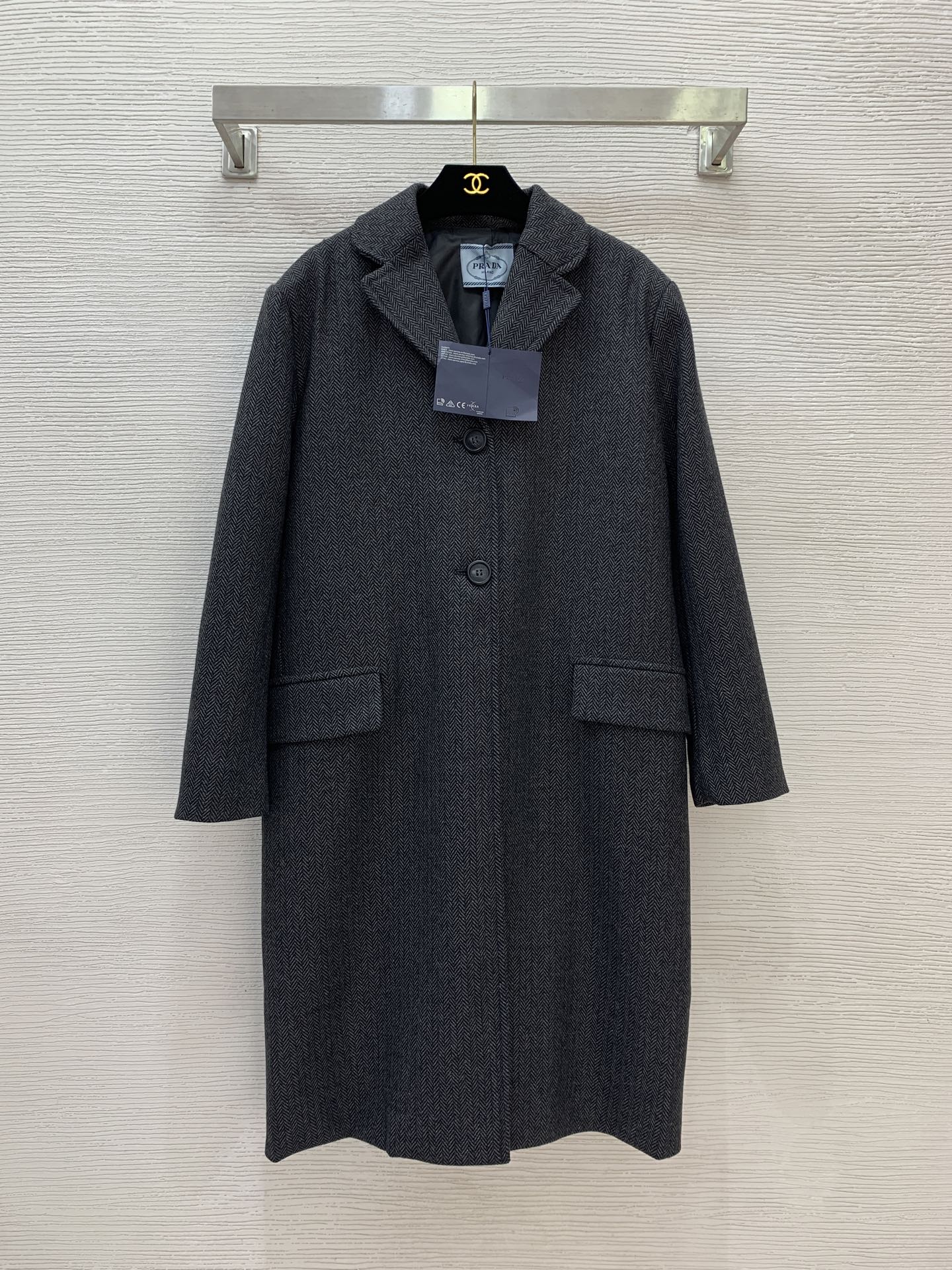 NO:548608,Model number G25100425 Prad* new style, loose and fashionable two-pin closure lapel, handsome and versatile long-sleeved herringbone jacket mid-length coat!  Dark gray, (Size S shoulder width 45 with shoulder pads, bust 116, sleeve length 58, clothing length 105) hair, prada, jackets & coats, alexander wang19860909款号G25100425 Prad*新款 宽松时尚两粒扣门襟翻领帅气百搭长袖人字纹外套中长款大衣！深灰色,（S码肩宽45有垫肩,胸围116,袖长58,衣长105）发,,prada,jackets & coats,alexander wang,Women's clothing
