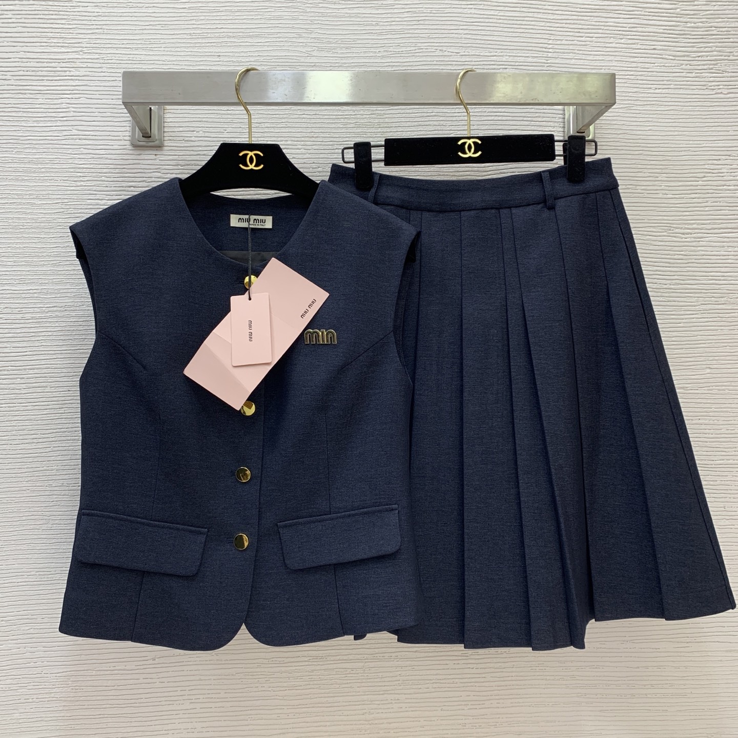 NO:562820,Style No. G25100915 MiuMi*Miaojia’s new high-end customized temperament and fashionable two-piece suit for small people!  Single-breasted placket, slim fit, sleeveless vest top, heavy pleated pleated skirt, mid-length skirt!  Navy blue, dark red color, (M size shoulder width 41, bust 88, length 53, waist 72, skirt length 56) hair,,miumiu,skirts,alexander wang19860909款号G25100915 MiuMi*缪家新款 高端定制气质时尚小个子两件套装！单排扣门襟修身显瘦无袖马甲上衣重工压褶百褶裙中长半身裙！藏青色,深红色色, （M码肩宽41,胸围88,衣长53,腰围72,裙长56）发,,miumiu,skirts,alexander wang,Women's clothing