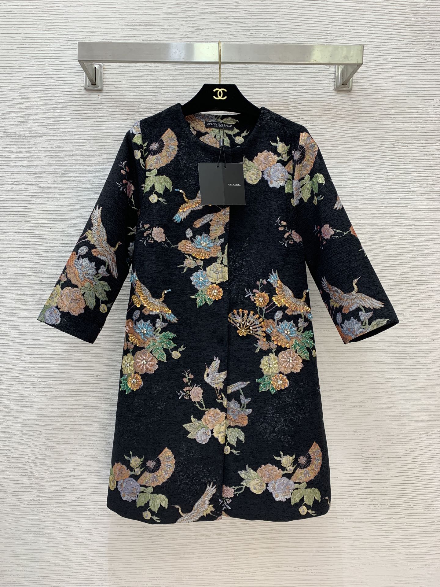 NO:547087,Model number G25100235 Dolce & Gabbana DG* new high-end custom Chenille fabric, crane flower fan pattern, heavy industry diamond bead decoration loose version, versatile slim round neck, seven-quarter sleeve jacket, mid-length coat!  Black, (Size S shoulder width 35, bust 94, sleeve length 44, clothing length 86) hair, Dolce & Gabbana, jackets & coats, alexander wang19860909款号G25100235 杜嘉班纳DG*新款高端定制雪尼尔绒面料、仙鹤花朵扇子图案重工镶钻钉珠装饰宽松版百搭显瘦圆领七分袖外套中长款大衣！黑色, （S码肩宽35,胸围94,袖长44,衣长86）发,,Dolce&Gabbana,jackets & coats,alexander wang,Women's clothing