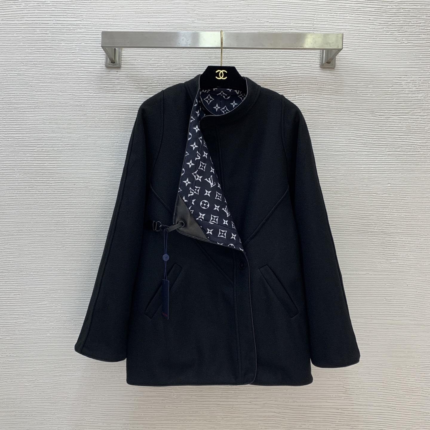 NO:549180,With dust bag model number G25100445 LOUIS*Dujia LV new model, all-in-one presbyterian logo printed leather spliced ​​lapel clasp design loose versatile fashionable woolen short coat coat!  Black, (M size bust 106, sleeve length 65, clothing length 73), louis vuitton,louis vuitton,louis vuitton,louis vuitton,lauis vuitton,jackets & coats,alexander wang19860909配防尘袋款号G25100445 LOUIS*驴家LV新款 内里通体老花logo印花皮革拼接翻领卡扣设计宽松百搭时尚毛呢短款大衣外套！黑色,（M码胸围106,袖长65,衣长73）,,louis vuitton,louis vuitton,louis vuitton,louis vuitton,jackets & coats,alexander wang,Women's clothing