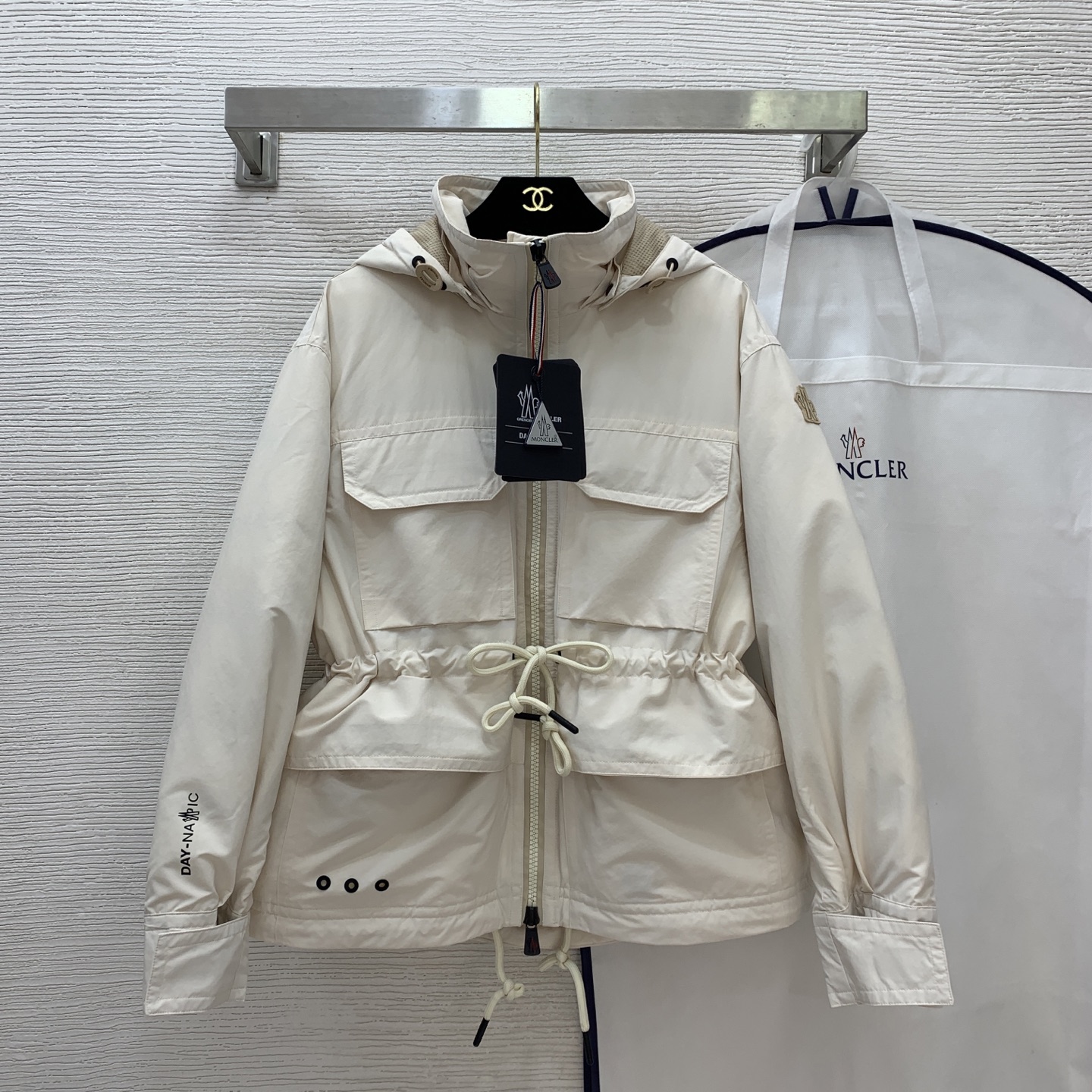 NO:562775,Style No. G25101042 Moncle* Moncle official website new model, top version, high-end boutique 1:1 customization, using original letter logo hardware accessories, national standard 90 goose down full filling, complete three-standard lining, same style ski down jacket as star Qi Wei!  Drawstring waist design, flap large pockets, work style fashion, zipper fly, stand collar, hooded parka jacket with free dust belt!  Off-white, camel, 00-0-1-2 (size 0 shoulder width 50, underbust 122, sleeve length 56, dress length 64),,Moncler,jackets & coats,down jacket,hats,alexander wang19860909款号G25101042 Moncle*蒙口官网新款上新顶级版本高端精品1:1定制采用原版字母logo五金配件、国标90鹅绒饱满填充、内里三标齐全明星戚薇同款滑雪羽绒服！腰部抽绳设计翻盖大口袋工装风时尚拉链门襟立领连帽派克服外套赠送防尘带！灰白色、驼色、00-0-1-2（0码肩宽50,下胸围122,袖长56,衣长64）,,Moncler,jackets & coats,down jacket,hats,alexander wang,Women's clothing