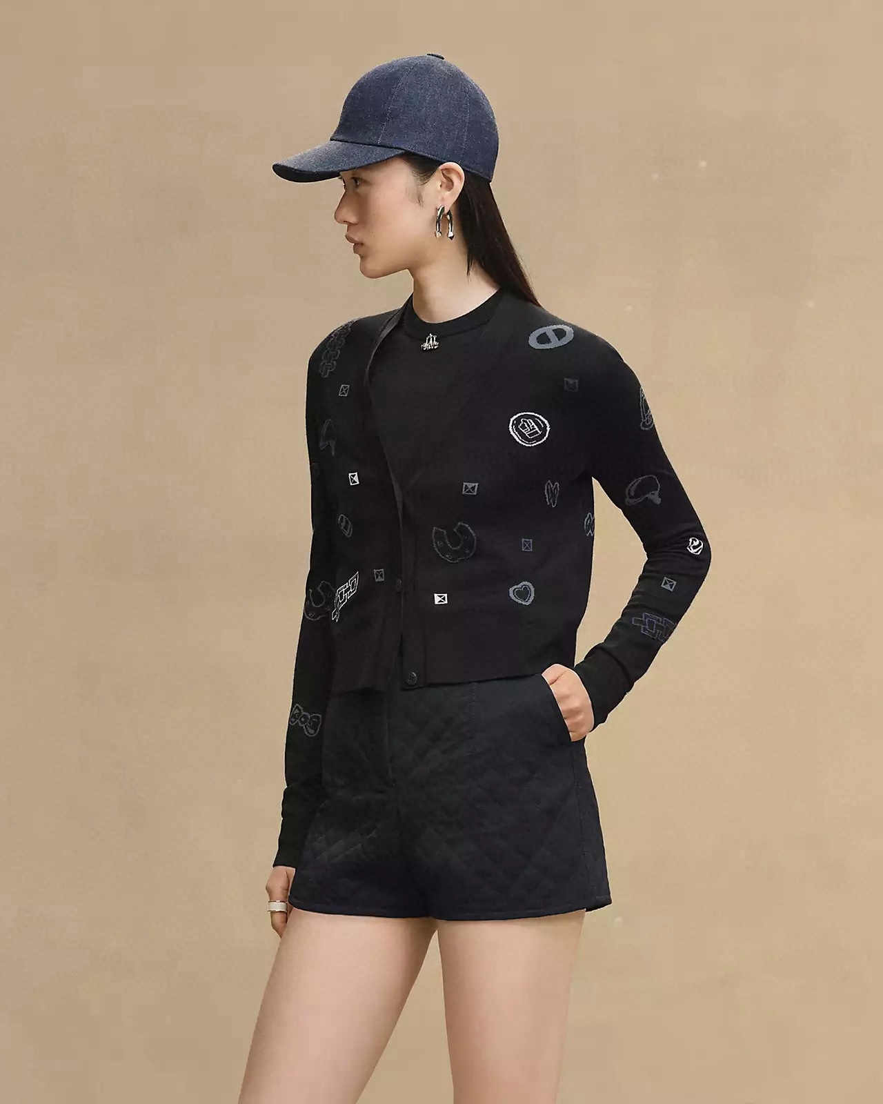 NO:544171,Model No. G25092918 Hermè* new model H family high-end customized 60-count fine wool blended yarn fabric, bow love circle geometric jacquard slim fit button placket long-sleeved thin knitted cardigan top!  Black, khaki, (S size S shoulder width 37, bust 94, sleeve length 60, dress length 52),, hermes, alexander wang19860909款号G25092918 Hermè*新款 H家高端定制60支细支羊毛混纺纱线面料、蝴蝶结爱心圆圈几何图形提花修身显瘦系扣门襟长袖薄款针织开衫上衣！黑色、卡其色、 （S码肩宽37,胸围94,袖长60,衣长52）,,hermes,alexander wang,Women's clothing