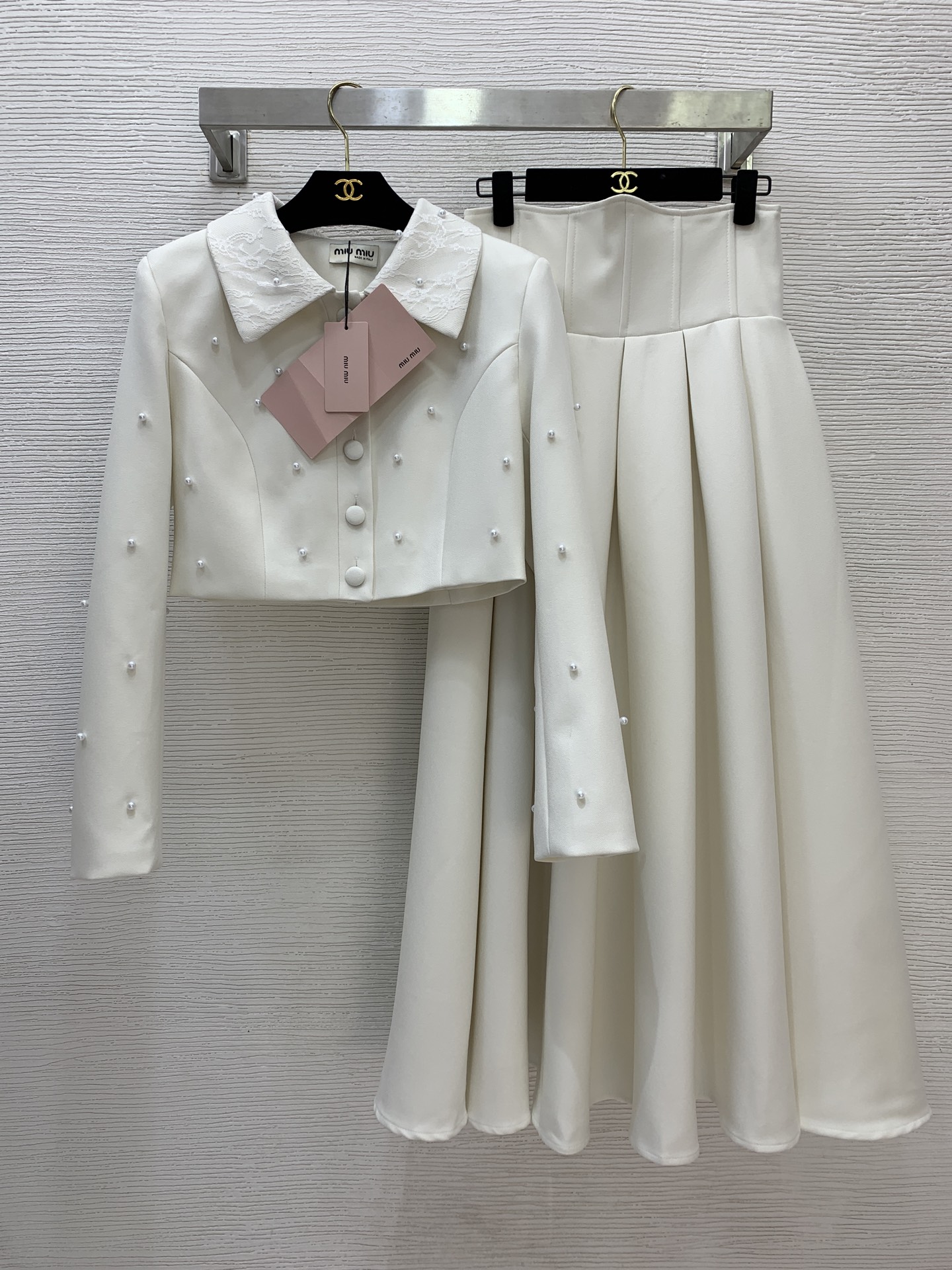 NO:565872,Model No. G25101389 MiuMi*Miaojia’s new high-end customized two-piece suit with sweet temperament and thickening!  Heavy-duty pearl-embellished lace lapel buttoned short long-sleeved top jacket with wide girdle design pleated skirt long skirt!  The texture is super good, heavy and the whole piece is thick and stylish!  Beige, black, (M size shoulder width 39, bust 92, sleeve length 60, dress length 39, waist 70, skirt length 95) hair,,miumiu,skirts,jackets & coats,alexander wang19860909款号G25101389 MiuMi*缪家新款高端定制 气质甜美加厚两件套装！重工钉珍珠装饰蕾丝花边翻领系扣短款长袖上衣外套宽腰封设计压褶裙摆长款半身裙！质感超好沉甸甸整件厚实有型！米色、黑色、 （M码肩宽39,胸围92,袖长60,衣长39,腰围70,裙长95）发,,miumiu,skirts,jackets & coats,alexander wang,Women's clothing