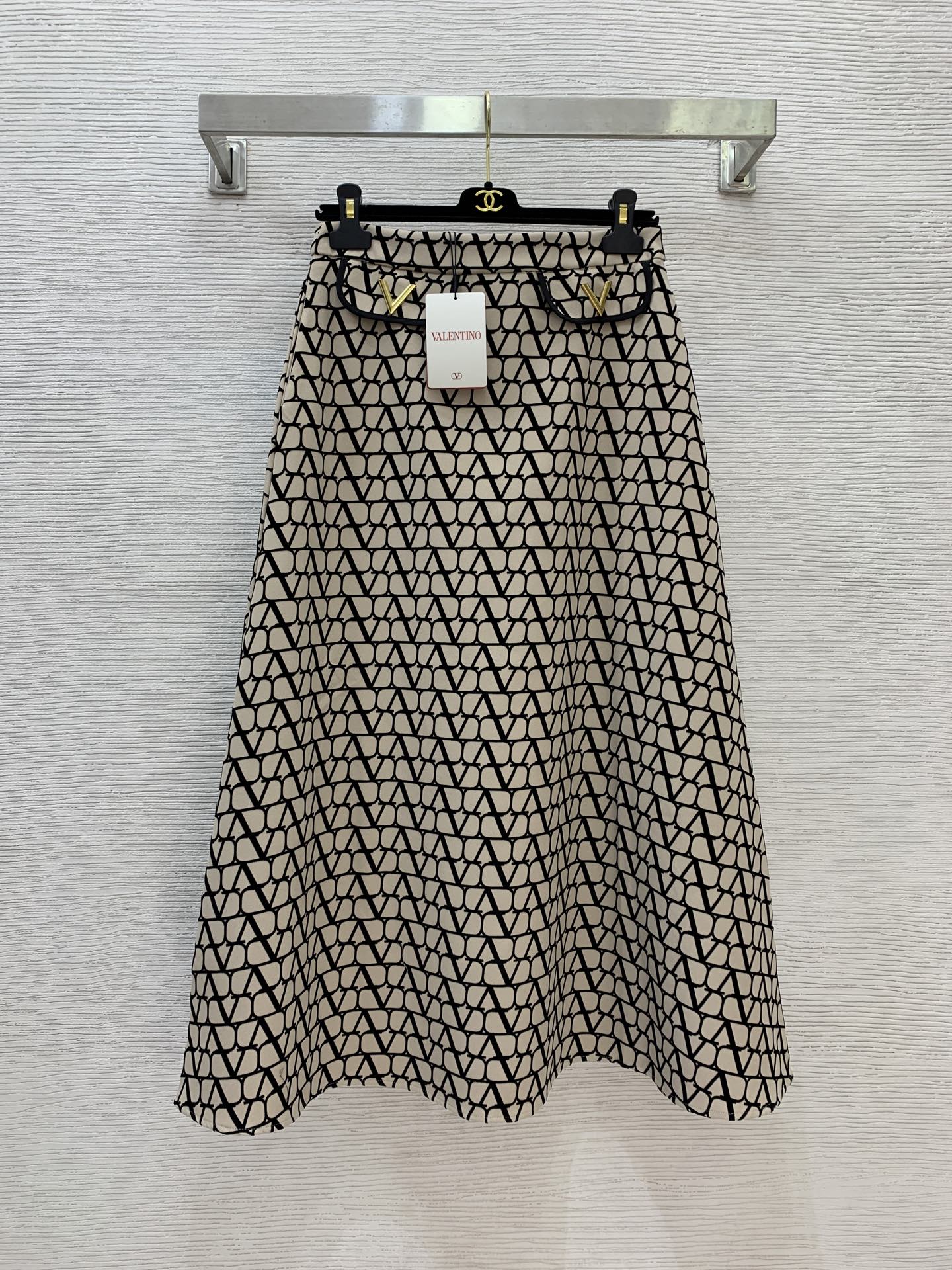 NO:565919,Model No. G25101319 VALENTI*O Warren's new model, all over the body with letter flocking logo flip cover, metal V-shaped accessories decoration, pockets on both sides, high waist, fashionable mid-length skirt!  Khaki, dark gray, (M size waist 72, skirt length 90) hair,,valentino,valentino,skirts,alexander wang19860909款号G25101319 VALENTI*O华伦家新款 满身字母植绒logo翻盖金属V字配件装饰 两侧插口袋高腰时尚中长款半身裙！卡其色、深灰色、（M码腰围72,裙长90）发,,valentino,valentino,skirts,alexander wang,Women's clothing