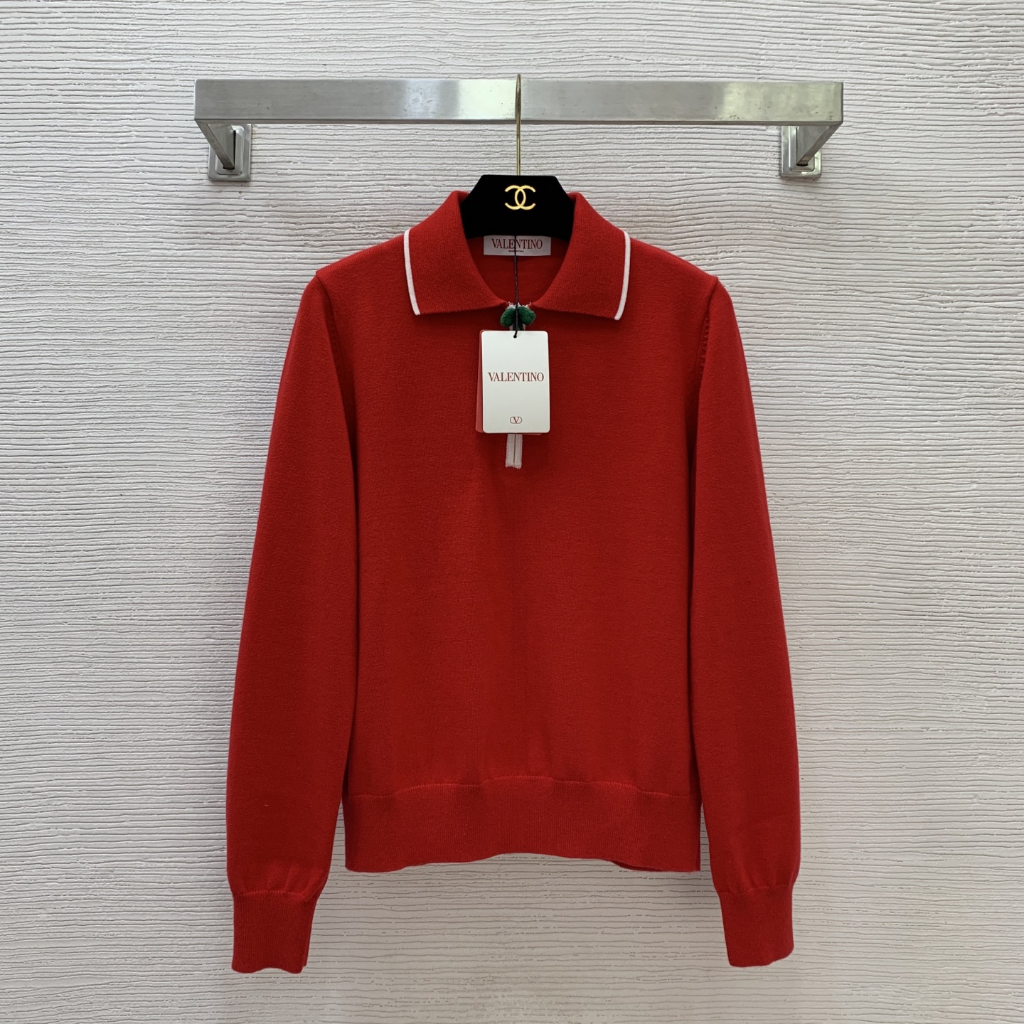 NO:567968,Model No. G25101526 VALENTI*O Warren's new high-end customized wool yarn fabric, contrasting edge cherry zipper placket, fashionable and versatile Polo collar long-sleeved sweater top!  Red, navy blue, (M size bust 94, sleeve length 59, dress length 56) hair,,valentino,valentino,alexander wang19860909款号G25101526 VALENTI*O华伦家新款 高端定制羊毛纱线面料、撞色边樱桃拉链门襟时尚百搭Polo领长袖针织衫上衣！红色、藏蓝色、（M码胸围94,袖长59,衣长56）发,,valentino,valentino,alexander wang,Women's clothing