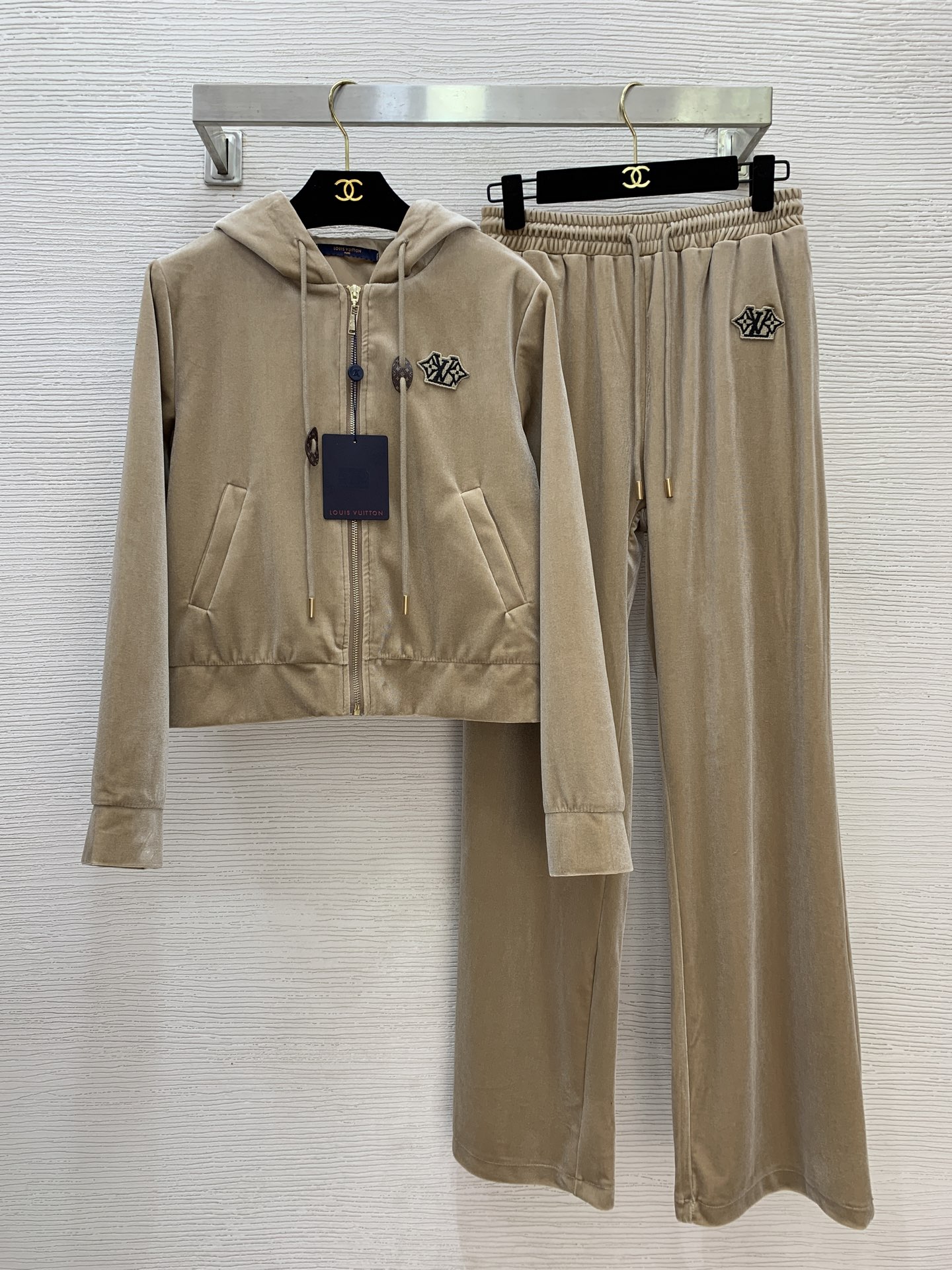 NO:562790,Style number G25101172 LOUIS*LV’s new fashionable casual velvet fabric sports suit!  Chest patch embroidered badge zip fly short long sleeve hooded jacket side pockets elastic waist loose straight wide leg casual pants!  Khaki, black, (M size shoulder width 39, bust 98, sleeve length 59, length 51; waist 66 elastic, hip 100, pants length 101) hair,,louis vuitton,louis vuitton,louis vuitton,louis vuitton,jackets & coats,hats,alexander wang19860909款号G25101172 LOUIS*驴家LV新款 时尚休闲丝绒面料运动套装！胸前贴布刺绣徽章拉链门襟短款长袖连帽外套两侧口袋松紧腰宽松直筒阔腿休闲裤！卡其色、黑色、（M码肩宽39,胸围98,袖长59,衣长51；腰围66松紧,臀围100,裤长101）发,,louis vuitton,louis vuitton,louis vuitton,louis vuitton,jackets & coats,hats,alexander wang,Women's clothing