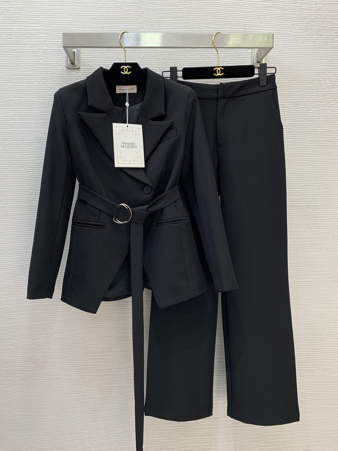 NO:567960,Style No. G25101535 McQueen MCQ new high-end custom-made stylish two-piece suit!  Slim-fitting one-button blazer (with belt), mid-waist side pockets, straight-leg trousers!  Black, (S size bust 88, sleeve length 54, front length 64/back center length 61; waist 66, hip 84, trouser length 99) hair,,alexander mcqueen,jackets & coats,business suit,alexander wang19860909款号G25101535 麦昆MCQ新款 高端定制气质时尚西服两件套装！偏襟一粒扣修身显瘦西装外套(配有腰带)中腰侧插口袋直筒西裤长裤！黑色, （S码胸围88,袖长54,前衣长64/后中长61；裤腰围66,臀围84,裤长99）发,,alexander mcqueen,jackets & coats,business suit,alexander wang,Women's clothing
