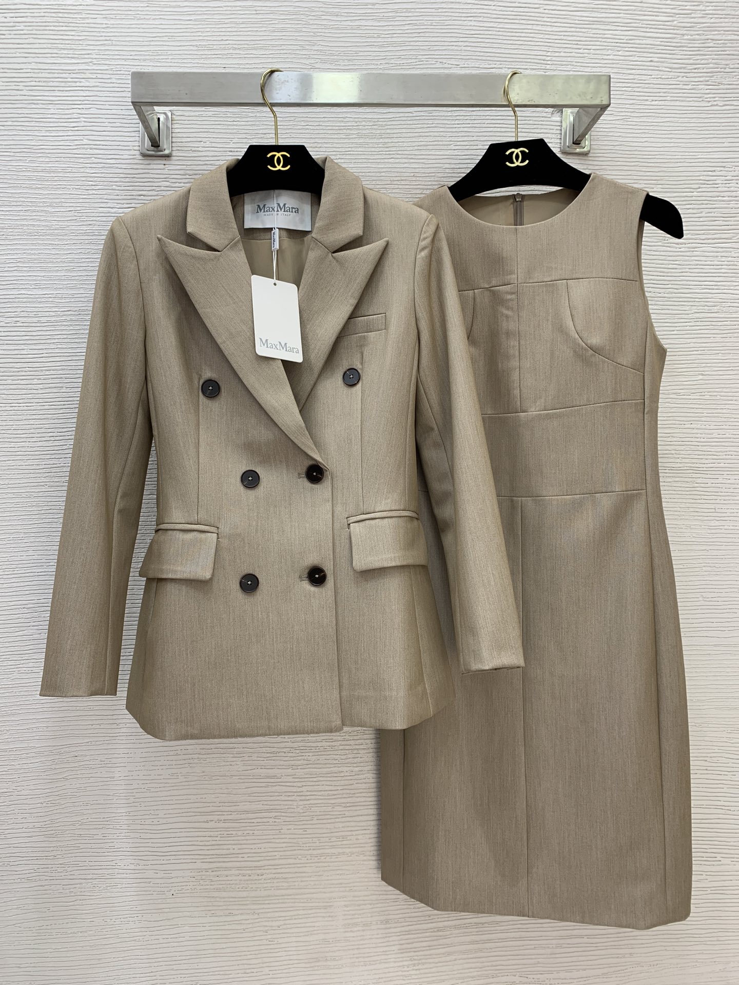 NO:566815,Style No. G25101487 MaxMar*a’s new high-end customized fashion commuting two-piece suit for working women!  Double-breasted lapel long-sleeved blazer slim fit mid-length sleeveless vest dress!  Khaki color, (M size jacket has shoulder width 38 with shoulder pads, bust 88, sleeve length 55, dress length 66; dress bust 86, waist 70, skirt length 90) hair,,skirts,jackets & coats,business suit,alexander wang19860909款号G25101487 MaxMar*a新款高端定制职场女性时尚通勤两件套装！双排扣翻领长袖西装外套修身显瘦中长款无袖背心连衣裙！卡其色, （M码外套肩宽38有垫肩,胸围88,袖长55,衣长66；连衣裙胸围86,腰围70,裙长90）发,,skirts,jackets & coats,business suit,alexander wang,Women's clothing