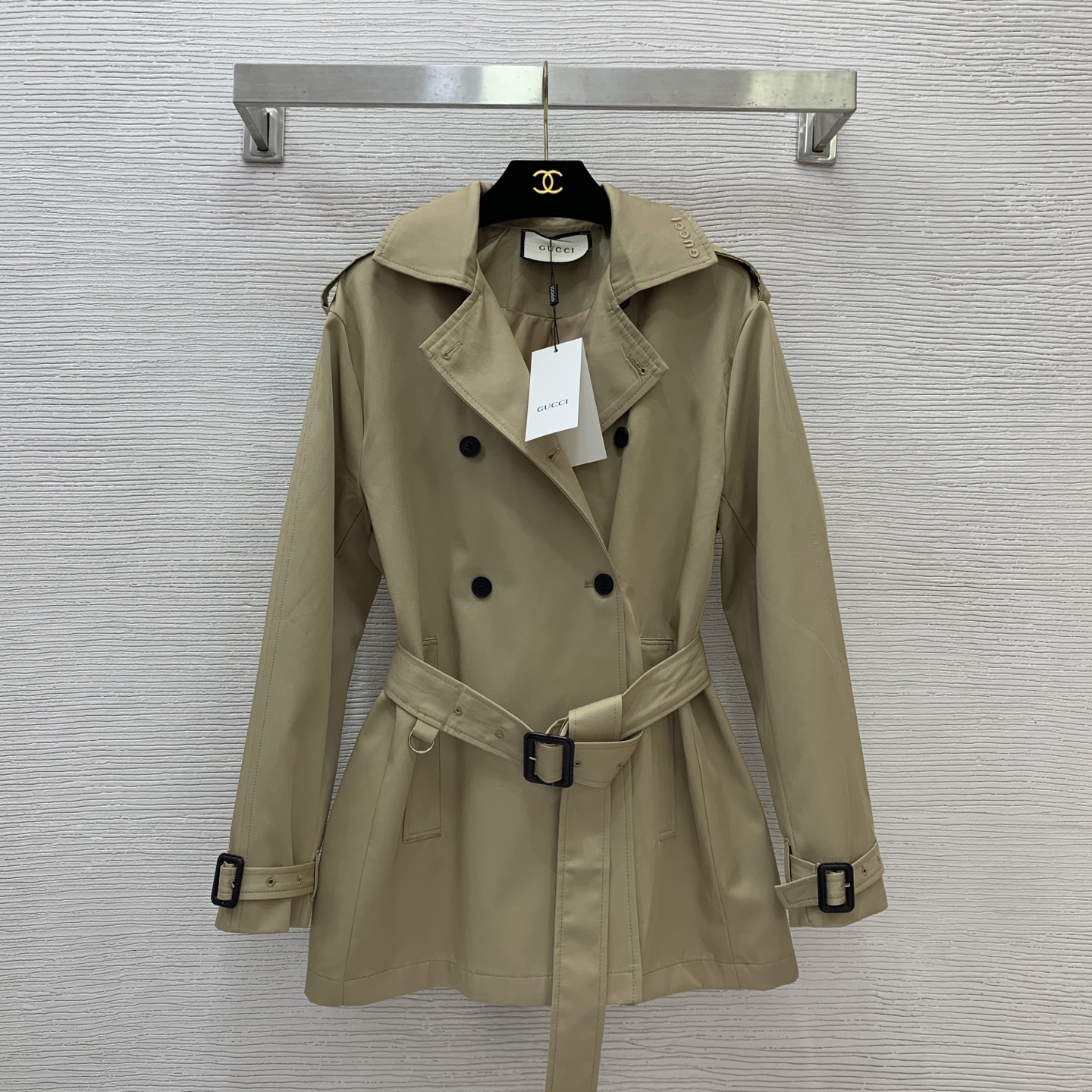 NO:564997,Model No. G25101158 GUCC* new G family custom-made buttons with engraved letters, double-breasted lapels, embroidered logo, handsome and fashionable, with a belt to tighten the waist and slim down the short windbreaker jacket!  Khaki, (M size shoulder width 43, bust 106, sleeve length 56, dress length 73),,gucci,gucci,jackets & coats,alexander wang19860909款号G25101158 GUCC*新款G家定制纽扣刻字母双排扣翻领刺绣logo徽标帅气时尚搭配腰带收腰显瘦短款风衣外套！卡其色、（M码肩宽43,胸围106,袖长56,衣长73）,,gucci,gucci,jackets & coats,alexander wang,Women's clothing