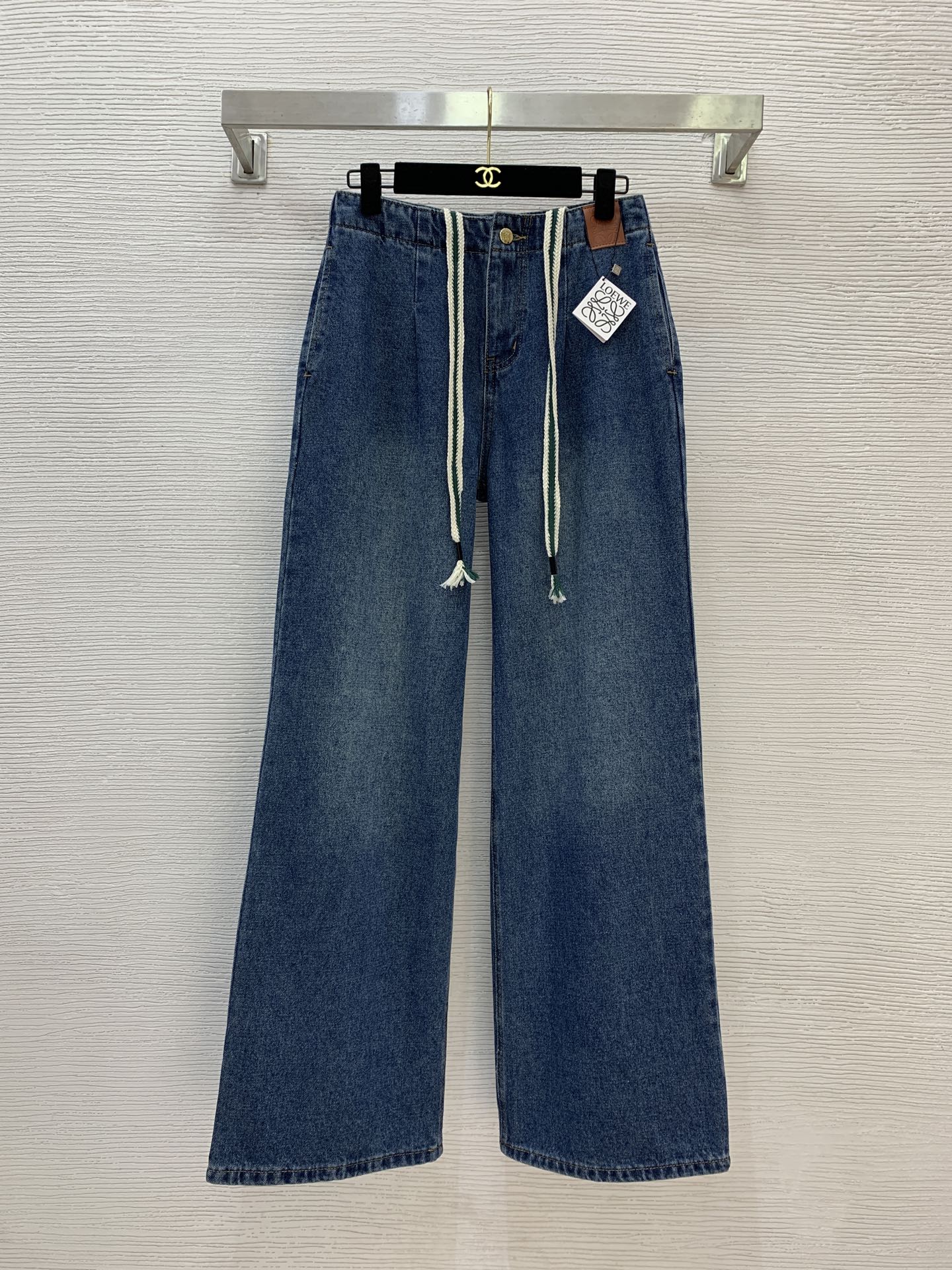 NO:567939,Style No. D25101575 LOEW* new high-end customized washed denim cotton fabric, simple and fashionable drawstring design inside the waist, loose straight jeans and trousers!  (M size waist 72, pants 104) hair,,loewe,jeans,alexander wang19860909款号D25101575 LOEW*新款高端定制洗水牛仔棉面料、简约时尚腰间内抽绳设计宽松直筒牛仔裤长裤！（M码腰围72,裤子104）发,,loewe,jeans,alexander wang,Women's clothing