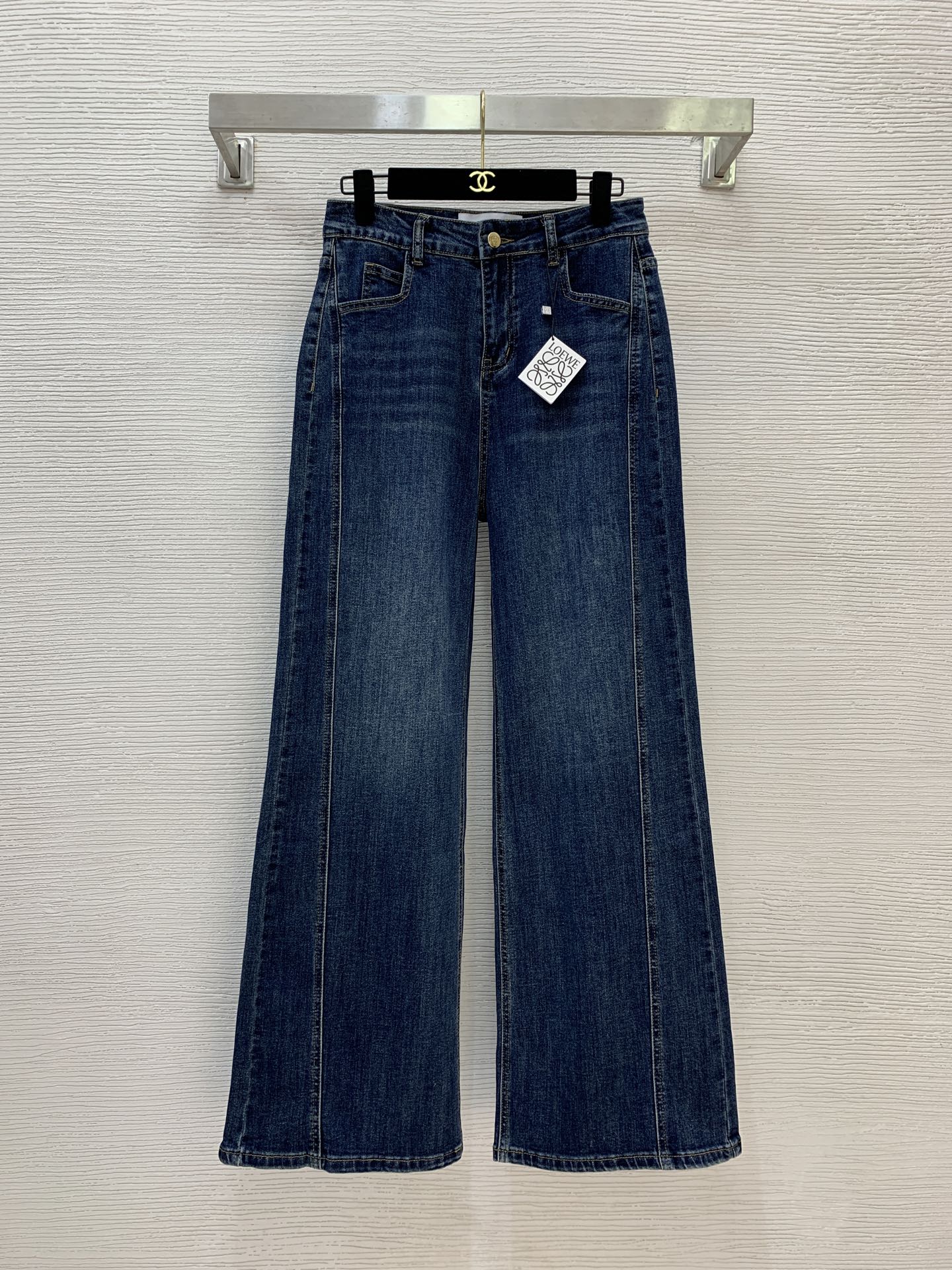 NO:566793,Style number G25101485 LOEW* new high-end customized washed denim cotton fabric, using letter logo hardware accessories YKK zipper fly loose wide-leg jeans!  Dark blue, (M size high waist 68, pants length 104) hair,,loewe,jeans,alexander wang19860909款号G25101485 LOEW*新款高端定制洗水牛仔棉面料、采用字母logo五金配件YKK拉链门襟宽松阔腿牛仔裤！深蓝色,（M码高腰围68,裤长104）发,,loewe,jeans,alexander wang,Women's clothing