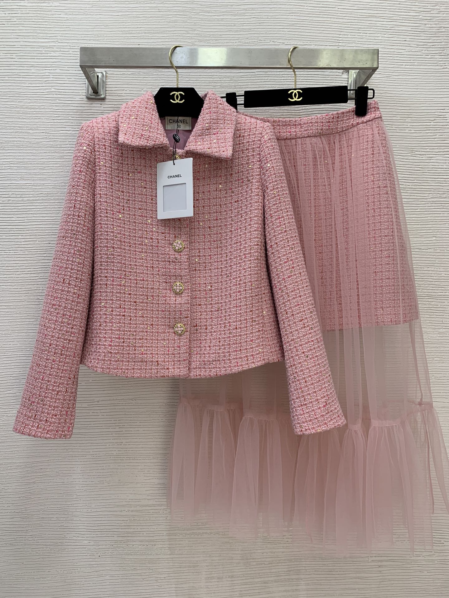 NO:569916,Style No. G25101758 Chane*’s new high-end customized two-piece suit with ladylike temperament!  Gold braided slub lapel small fragrant jacket mesh see-through long skirt!  Black, pink, (S size shoulder width 35 with shoulder pads, bust 90, sleeve length 58, dress length 52, waist 68, inner skirt length 43/outer mesh skirt length 83) hair,,chanel,skirts,jackets & coats,alexander wang19860909款号G25101758 Chane*新款高端定制名媛气质两件套装！金线编织粗纺翻领小香风外套网纱透视长款半身裙！黑色、粉色、 （S码肩宽35有垫肩,胸围90,袖长58,衣长52,腰围68,内里裙长43/外网纱裙长83）发,,chanel,skirts,jackets & coats,alexander wang,Women's clothing