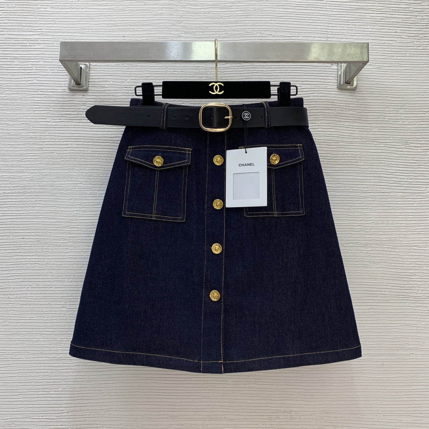 NO:569936,Model No. G25101776 Chane* new high-end customized washed denim cotton fabric, double flap pockets, front button placket, gold button decoration, A-line version, high-waisted slim denim skirt, skirt with belt!  Dark blue, (S size waist 68, hip 90, skirt length 49) hair, chanel, skirts, alexander wang19860909款号G25101776 Chane*新款高端定制洗水牛仔棉面料、翻盖双口袋前中系扣门襟金色纽扣装饰A字版型高腰显瘦牛仔短裙半身裙配有腰带！深蓝色, （S码腰围68,臀围90,裙长49）发,,chanel,skirts,alexander wang,Women's clothing