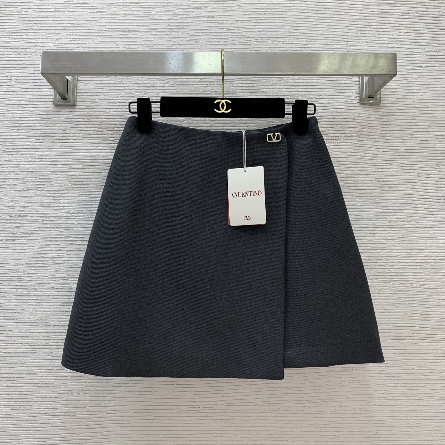 NO:569930,Model No. G25101758 VALENTIN*O Warren's new high-end customized fabrics, waist metal accessories decorated with one-piece fender A-line version high-waisted slim suit skirt skirt!  Gray, black, (S size waist 66, hip 88, skirt length 40) hair,,valentino,valentino,skirts,business suit,alexander wang19860909款号G25101758 VALENTIN*O华伦家新款 高端定制面料、腰间金属配件装饰一片式围挡A字版高腰显瘦西装短裙半身裙！灰色、黑色、 （S码腰围66,臀围88,裙长40）发,,valentino,valentino,skirts,business suit,alexander wang,Women's clothing
