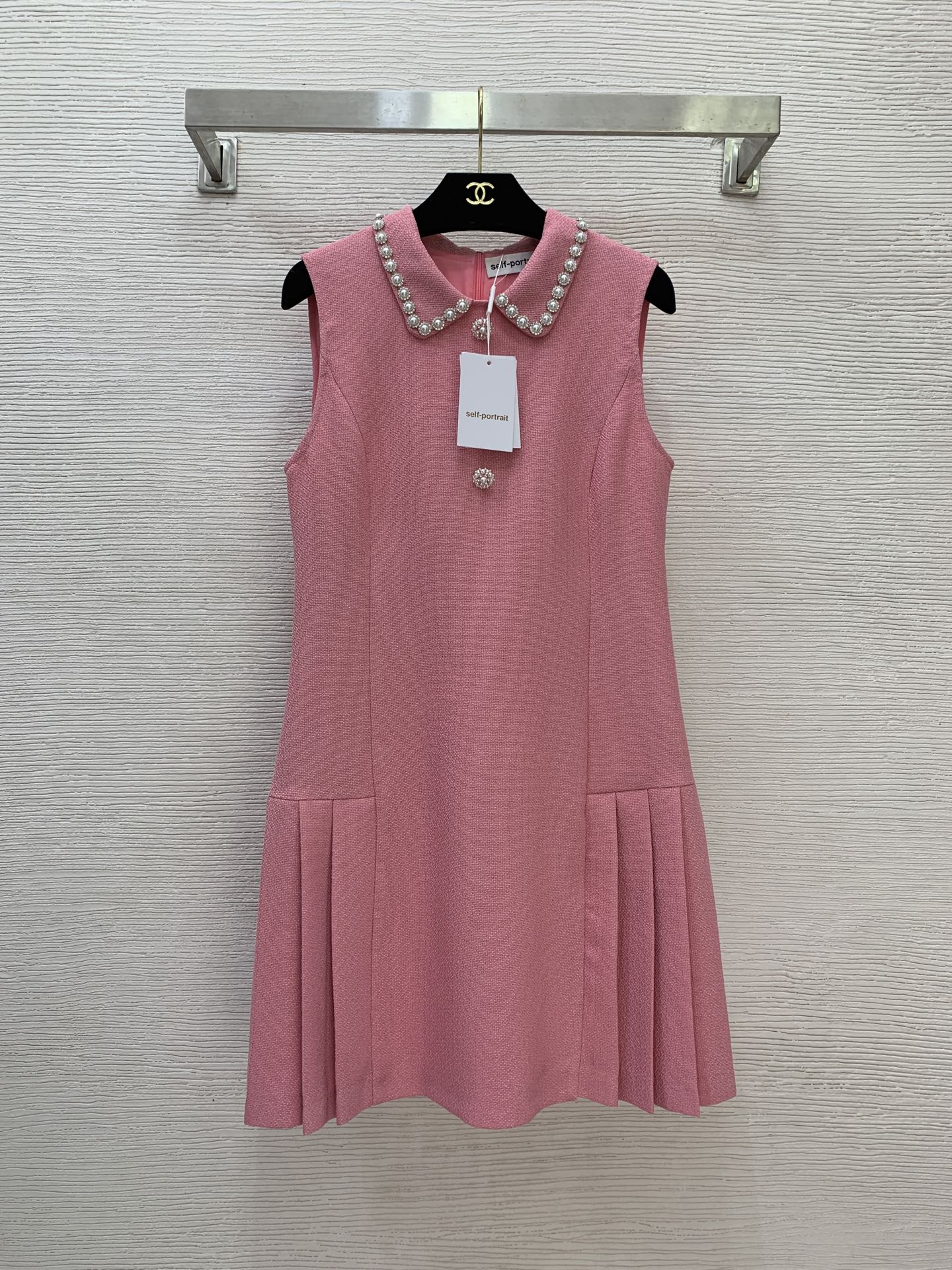 NO:569933,Style No. G25101765 Self-portrai* new autumn and winter model, SP's high-end customized Xiaoxiang slub fabric, elegant lady style, heavy industry pearl-embellished buttons, pleated skirt, slimming and slimming sleeveless vest dress!  Black, pink, (S size bust 86, skirt length 87) hair, skirts, alexander wang19860909款号G25101765 Self-portrai*秋冬新款 SP家高端定制小香粗纺面料、气质名媛风重工珍珠镶钻纽扣拼接压褶裙摆修身显瘦显瘦无袖背心连衣裙！黑色、粉色、 （S码胸围86,裙长87）发,,skirts,alexander wang,Women's clothing