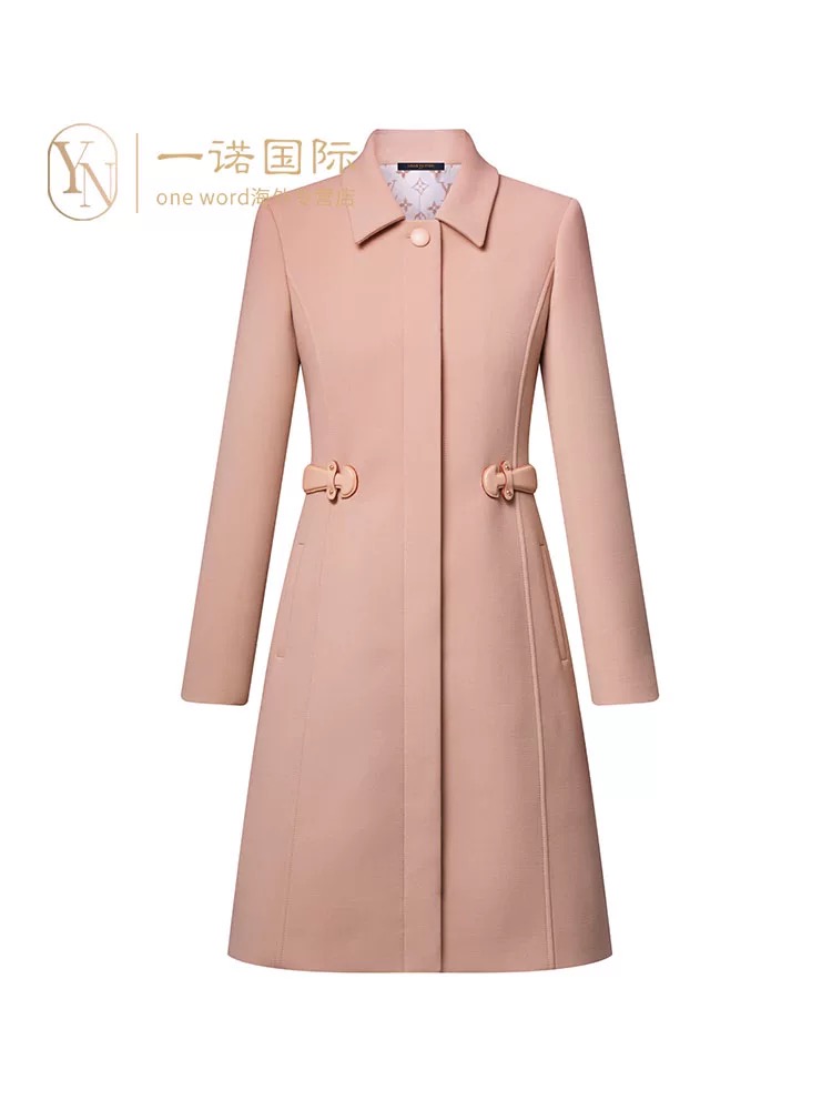NO:560205,Model No. D25100617 LOUIS*Lvjia's new style, letter logo buttons, all-over presbyopia print on the inside, leather decoration on the waist, slim lapel, long sleeves, mid-length windbreaker style coat!  Brown red, pink, (M size shoulder width 40 with shoulder pads, bust 90, sleeve length 61, dress length 104) hair,,louis vuitton,louis vuitton,louis vuitton,jackets & coats,alexander wang19860909款号D25100617 LOUIS*驴家新款 字母logo纽扣内里通体老花印花、腰间皮革装饰收腰显瘦翻领长袖中长款风衣式外套大衣！棕红色、粉色、（M码肩宽40有垫肩,胸围90,袖长61,衣长104）发,,louis vuitton,louis vuitton,louis vuitton,jackets & coats,alexander wang,Women's clothing