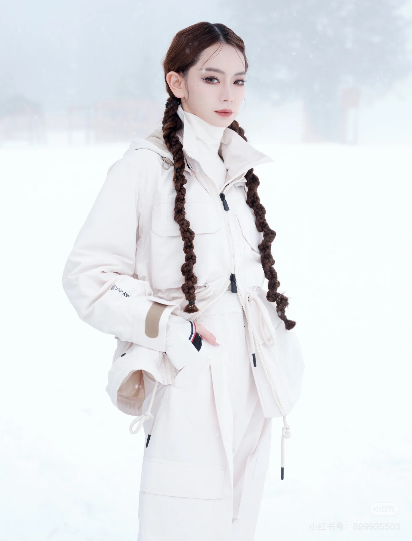 NO:562780,Style No. G25101042 Moncle* Moncle official website new model, top version, high-end boutique 1:1 customization, using original letter logo hardware accessories, national standard 90 goose down full filling, complete three-standard lining, same style ski down jacket as star Qi Wei!  Drawstring waist design, flap large pockets, work style fashion, zipper fly, stand collar, hooded parka jacket with free dust belt!  Off-white, camel, 00-0-1-2 (size 0 shoulder width 50, underbust 122, sleeve length 56, dress length 64) hair,,Moncler,jackets & coats,down jacket,hats,alexander wang19860909款号G25101042 Moncle*蒙口官网新款上新顶级版本高端精品1:1定制采用原版字母logo五金配件、国标90鹅绒饱满填充、内里三标齐全明星戚薇同款滑雪羽绒服！腰部抽绳设计翻盖大口袋工装风时尚拉链门襟立领连帽派克服外套赠送防尘带！灰白色、驼色、00-0-1-2（0码肩宽50,下胸围122,袖长56,衣长64）发,,Moncler,jackets & coats,down jacket,hats,alexander wang,Women's clothing