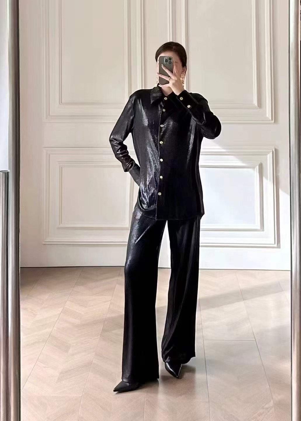 NO:562793,Style number G25101127 Schiapare*li Schiapareli’s new fashionable and versatile two-piece casual suit!  Selected light drape thin fabrics are breathable and comfortable, original molded and custom-engraved letter logo gilt special-shaped gold buckles, lapels, long-sleeved loose shirts, elastic waist, loose wide-leg pants, floor-length pants, free key necklace!  Brown, black, (M size shoulder width 44, front bust 106, sleeve length 61, clothing length 72/77, waist 62 elastic, pants length 105/fabric is stretchy!) hair, necklace, alexander wang19860909款号G25101127 Schiapare*li夏帕瑞丽新款时尚百搭气质休闲两件套装！精选光感垂坠薄款面料透气舒适、原版开模定制刻字母logo鎏金异状金扣、翻领长袖宽松衬衣松紧腰宽松阔腿裤长裤拖地裤赠送钥匙项链！棕色、黑色、 （M码肩宽44,前胸围106,袖长61,衣长72/77,腰围62松紧,裤长105/面料有弹力！）发,,necklace,alexander wang,Women's clothing