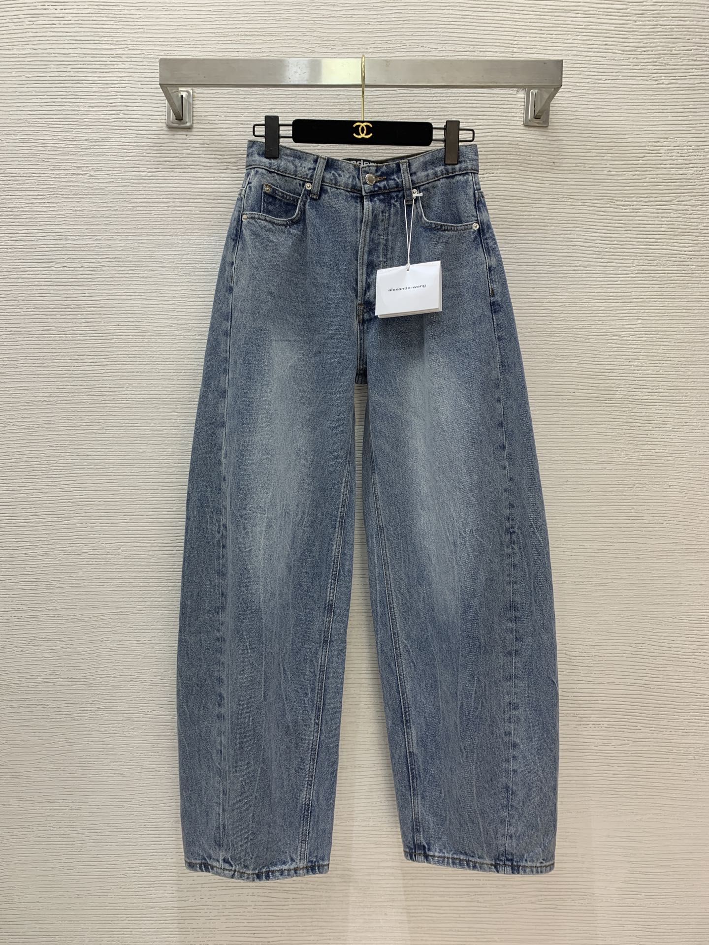 NO:576236,Style No. G25102157 Alexander Wan* Wangjia’s new high-end custom-made distressed washed cotton fabric, using letter logo hardware accessories and hot diamond processing on the back, loose and versatile, high-waisted and slimming harem dad pants, loose wide-leg jeans!  Blue, dark gray, 26.27.28 (size 27 waist 70 non-elastic, pants length 109) hair,,alexander wang,jeans,alexander wang19860909款号G25102157 Alexander Wan*大王家新款 高端定制做旧洗水棉面料、采用字母logo五金配件后臀烫钻工艺、宽松百搭高腰显瘦哈伦老爹裤宽松阔腿牛仔裤！蓝色、深灰、26.27.28（27码腰围70无弹力,裤长109）发,,alexander wang,jeans,alexander wang,Women's clothing