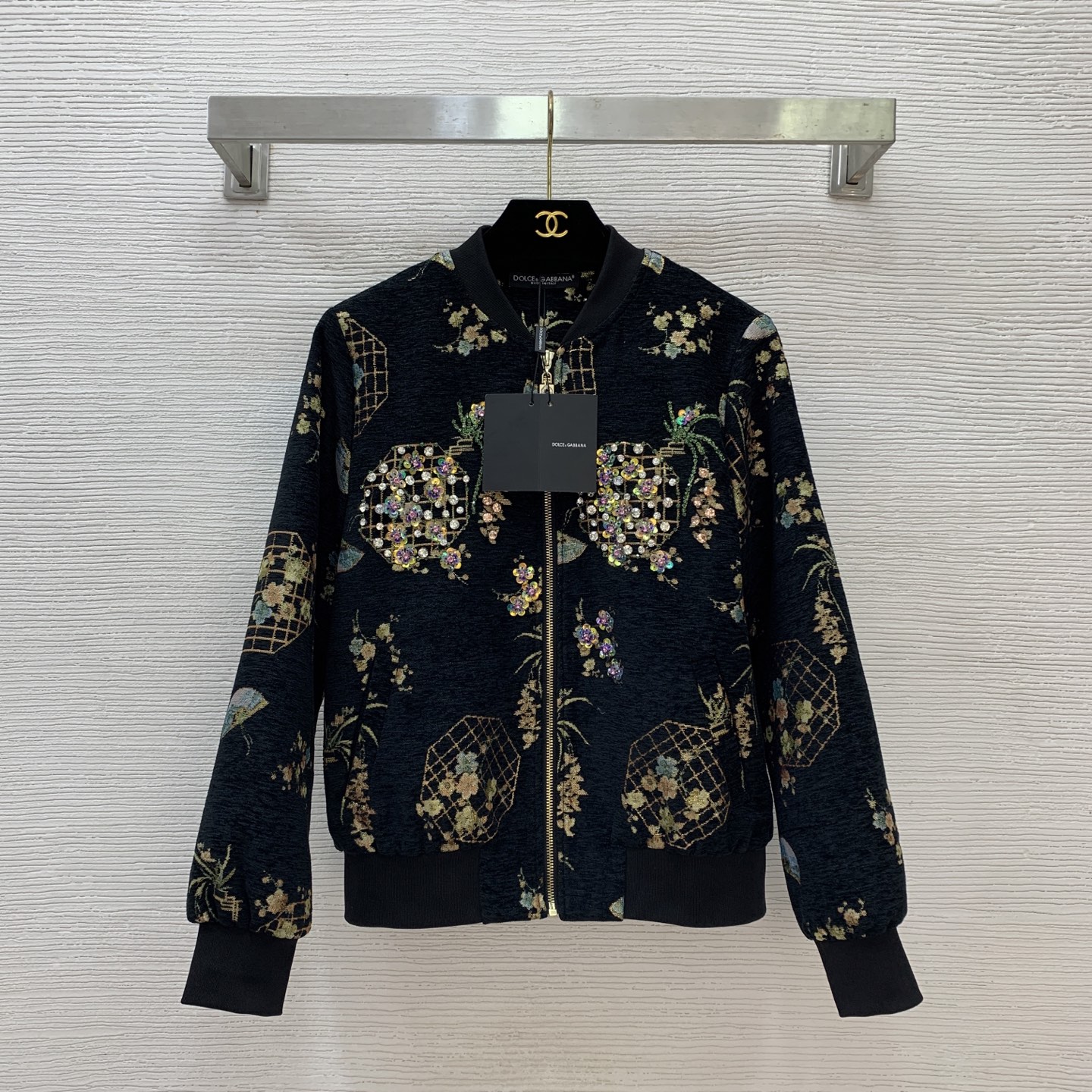 NO:576108,Model No. D25102078 Dolce & Gabbana DG* new model, high-end customized chenille velvet fabric, luxury heavy-duty color sequins with diamond bead decoration on the front, zipper fly, fashionable stand-up collar baseball uniform jacket!  Black, (S size shoulder width 37, bust 98, sleeve length 57, dress length 57) hair,,Dolce&Gabbana,jackets & coats,jackets & coats,alexander wang19860909款号D25102078 杜嘉班纳DG*新款新款 高端定制雪尼尔绒面料、前片奢华重工彩色亮片镶钻钉珠装饰、拉链门襟时尚立领棒球服夹克外套！黑色,（S码肩宽37,胸围98,袖长57,衣长57）发,,Dolce&Gabbana,jackets & coats,jackets & coats,alexander wang,Women's clothing