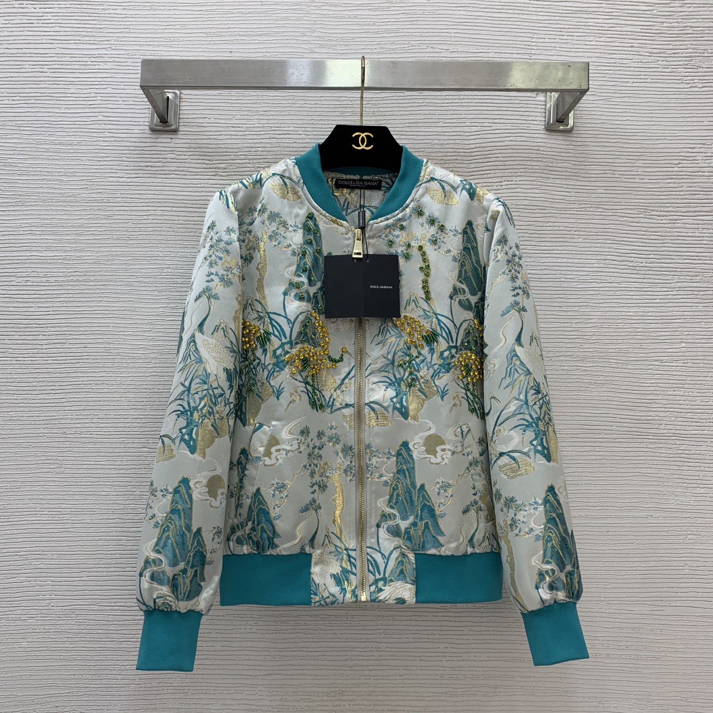 NO:576363,Style No. G25102287 Dolce & Gabbana DG* new high-end customized jacquard fabric with crisp and stylish shape!  European and American fashionable heavy-duty diamond-embellished beaded zipper placket stand-up collar thick jacket!  (Small size shoulder width 37, chest 98, sleeve length 57, dress length 56) hair,,Dolce&Gabbana,jackets & coats,jackets & coats,alexander wang19860909款号G25102287 杜嘉班纳DG*新款 高端定制提花面料版型挺括有型！欧美时尚重工镶钻钉珠装饰拉链门襟立领夹克厚外套！ （S码肩宽37,胸围98,袖长57,衣长56）发,,Dolce&Gabbana,jackets & coats,jackets & coats,alexander wang,Women's clothing