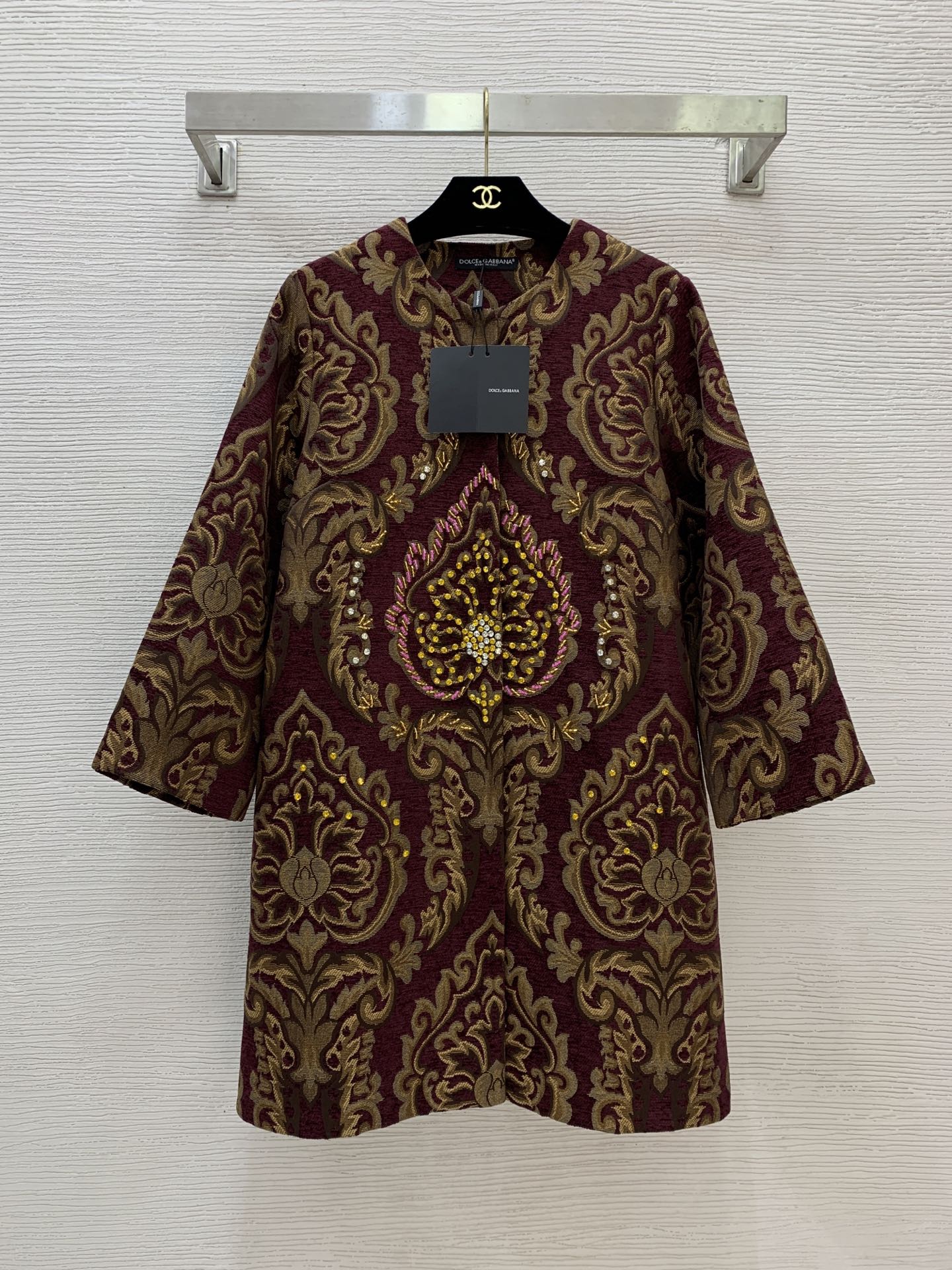 NO:576829,Model No. G25102584 Dolce & Gabbana DG* new high-end customized chenille velvet fabric, palace style retro jacquard pattern, heavy industry diamond beading decoration, loose version, versatile and slim, round neck, three-quarter sleeves, mid-length coat jacket!  (M size shoulder width 39, chest 100, sleeve length 51, dress length 87) hair,,Dolce&Gabbana,jackets & coats,alexander wang19860909款号G25102584 杜嘉班纳DG*新款高端定制雪尼尔绒面料、宫廷风复古提花图案重工镶钻钉珠装饰宽松版百搭显瘦圆领七分袖中长款大衣外套！ （M码肩宽39,胸围100,袖长51,衣长87）发,,Dolce&Gabbana,jackets & coats,alexander wang,Women's clothing