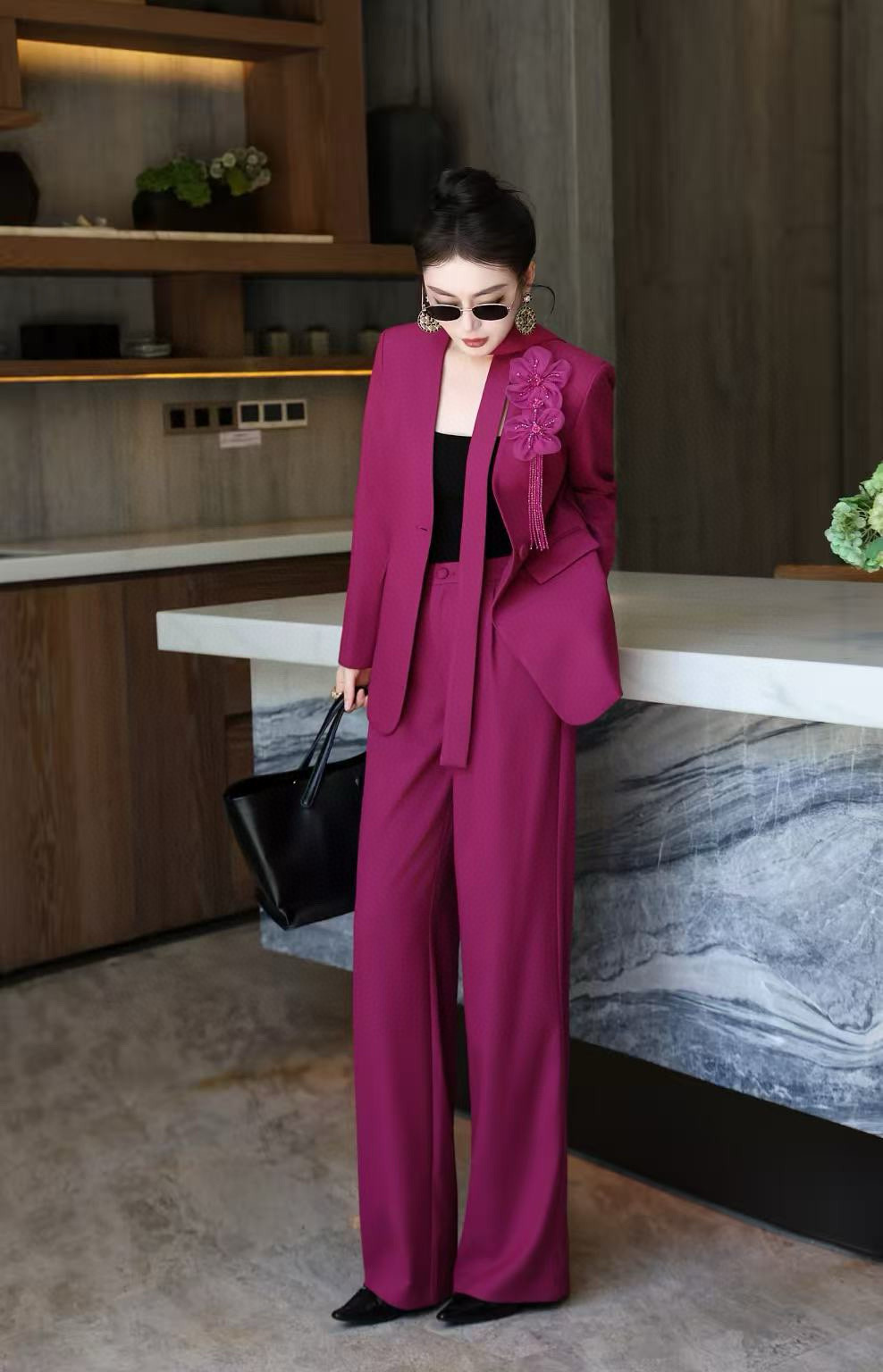 NO:576361,Model No. G25102284 McQueen MCQ* new high-end custom-made stylish two-piece suit!  Flower tassel brooch decorates one-button V-neck blazer with button fly and loose wide-leg trousers!  Purple, rose red (the fabric is different from other colors), white, (M size shoulder width 38 with shoulder pads, bust 90, sleeve length 58, dress length 70; waist 70, hip 104, pants length 105) hair,,alexander mcqueen,jackets & coats,business suit,brooch,breastpin,alexander wang19860909款号G25102284 麦昆MCQ*新款 高端定制气质时尚西服两件套装！花朵流苏胸针装饰一粒扣V领西装外套系扣门襟宽松阔腿西裤长裤！紫色、玫红(面料不同于其他色)、白色、 （M码肩宽38有垫肩,胸围90,袖长58,衣长70；腰围70,臀围104,裤长105）发,,alexander mcqueen,jackets & coats,business suit,brooch，breastpin,alexander wang,Women's clothing