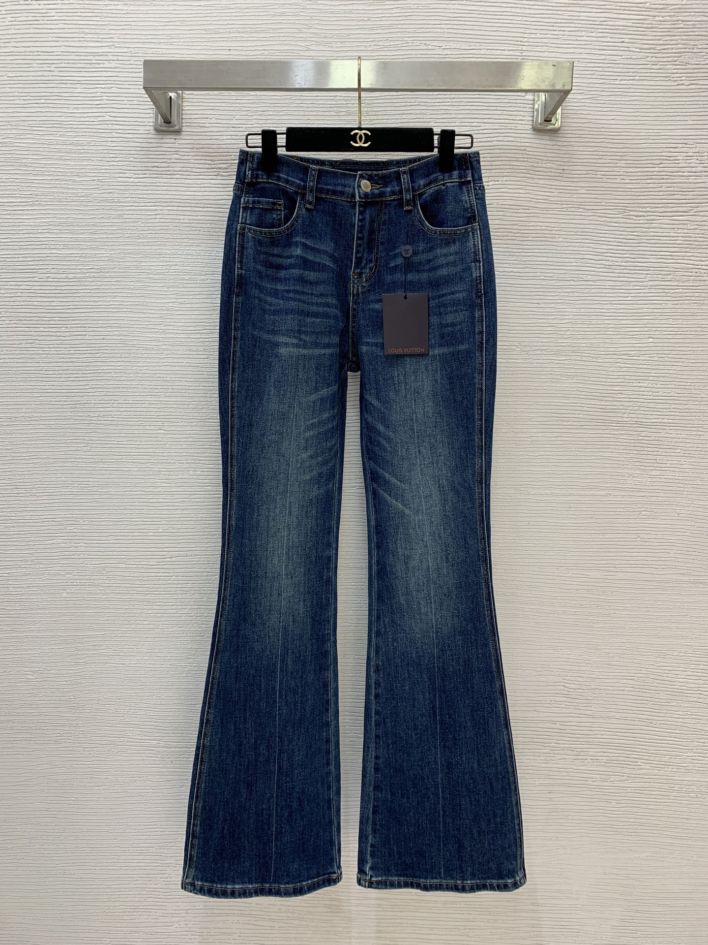 NO:577217,Style number G25102758 LOUIS*Lvjia LV new high-end customized stretch denim washed cotton fabric is soft and comfortable!  Slim-fitting micro-flare jeans trousers with embossed presbyopia logo on the back and waist, stretchy butt lifting!  Blue, (M size waist 66~70, pants length 104) hair,,louis vuitton,louis vuitton,louis vuitton,louis vuitton,jeans,alexander wang19860909款号G25102758 LOUIS*驴家LV新款 高端定制弹力牛仔洗水棉面料柔软舒适！后背腰间老花logo压花弹力提臀显瘦微喇叭牛仔裤长裤！蓝色,（M码腰围66～70,裤长104）发,,louis vuitton,louis vuitton,louis vuitton,louis vuitton,jeans,alexander wang,Women's clothing