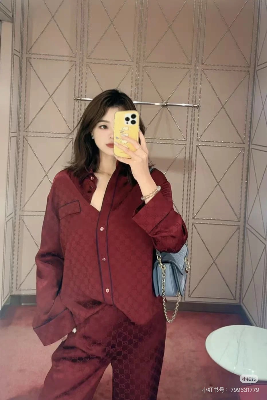 NO:577239,Model No. G25102782 GUCC* new style G family custom-made light-sensitive silk forged presbyopic letter GG jacquard fabric, contrasting color hemming, fashionable and casual two-piece suit!  Buttoned lapels, drawstring hem, long-sleeved shirts, zip fly, loose wide-leg trousers!  Red, (M size shoulder width 40, chest 104, sleeve length 56, dress length 55; waist 66 elastic, hip 100, pants length 105) hair,,gucci,gucci,alexander wang19860909款号G25102782 GUCC*新款 G家定制光感丝锻老花字母GG提花面料、撞色包边时尚休闲两件套装！系扣翻领下摆抽绳设计长袖衬衣拉链门襟宽松阔腿长裤！红色,（M码肩宽40,胸围104,袖长56,衣长55；腰围66松紧,臀围100,裤长105）发,,gucci,gucci,alexander wang,Women's clothing