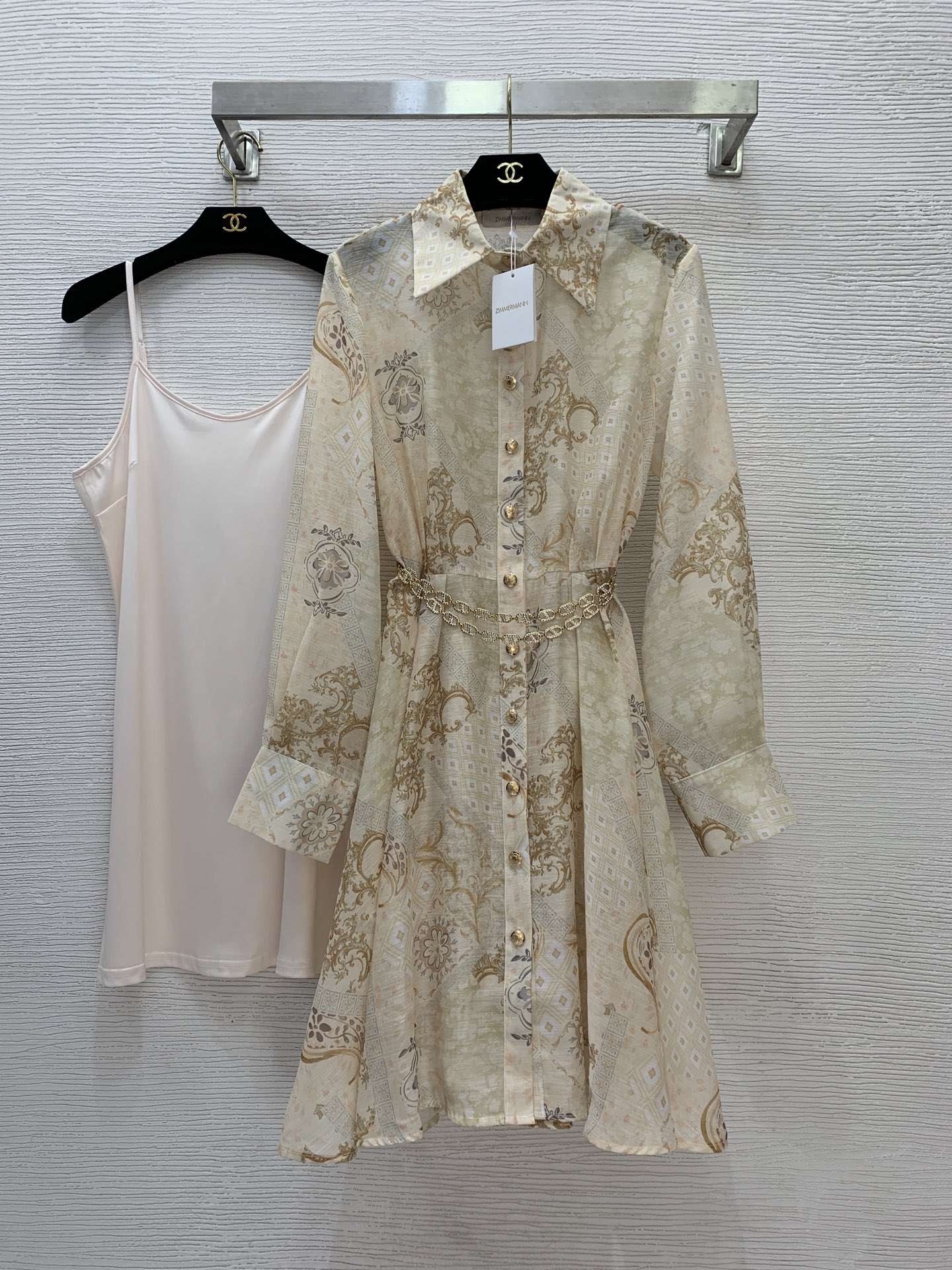 NO:577692,Model No. G25102982 ZIMMERMA*N Australian brand, high-end customized flower retro print front buttoned lapel, long sleeves, waist slimming mid-length dress, solid color inner, high elastic suspender bottoming skirt with chain belt!  1.2.3.4/SMLXL (size 2, shoulder width 39, bust 104, waist 80, sleeve length 62, skirt length 100; inner bust 90 high elasticity, length 68 excluding shoulder straps) hair,,skirts,alexander wang19860909款号G25102982 ZIMMERMA*N兹默曼澳洲品牌 高端定制花朵复古印花前排系扣翻领长袖收腰显瘦中长款连衣裙纯色内搭高弹力吊带打底裙配链条腰带！1.2.3.4/SMLXL（2码肩宽39,胸围104,腰围80,袖长62,裙长100；内搭胸围90高弹力,长度68不含肩带）发,,skirts,alexander wang,Women's clothing