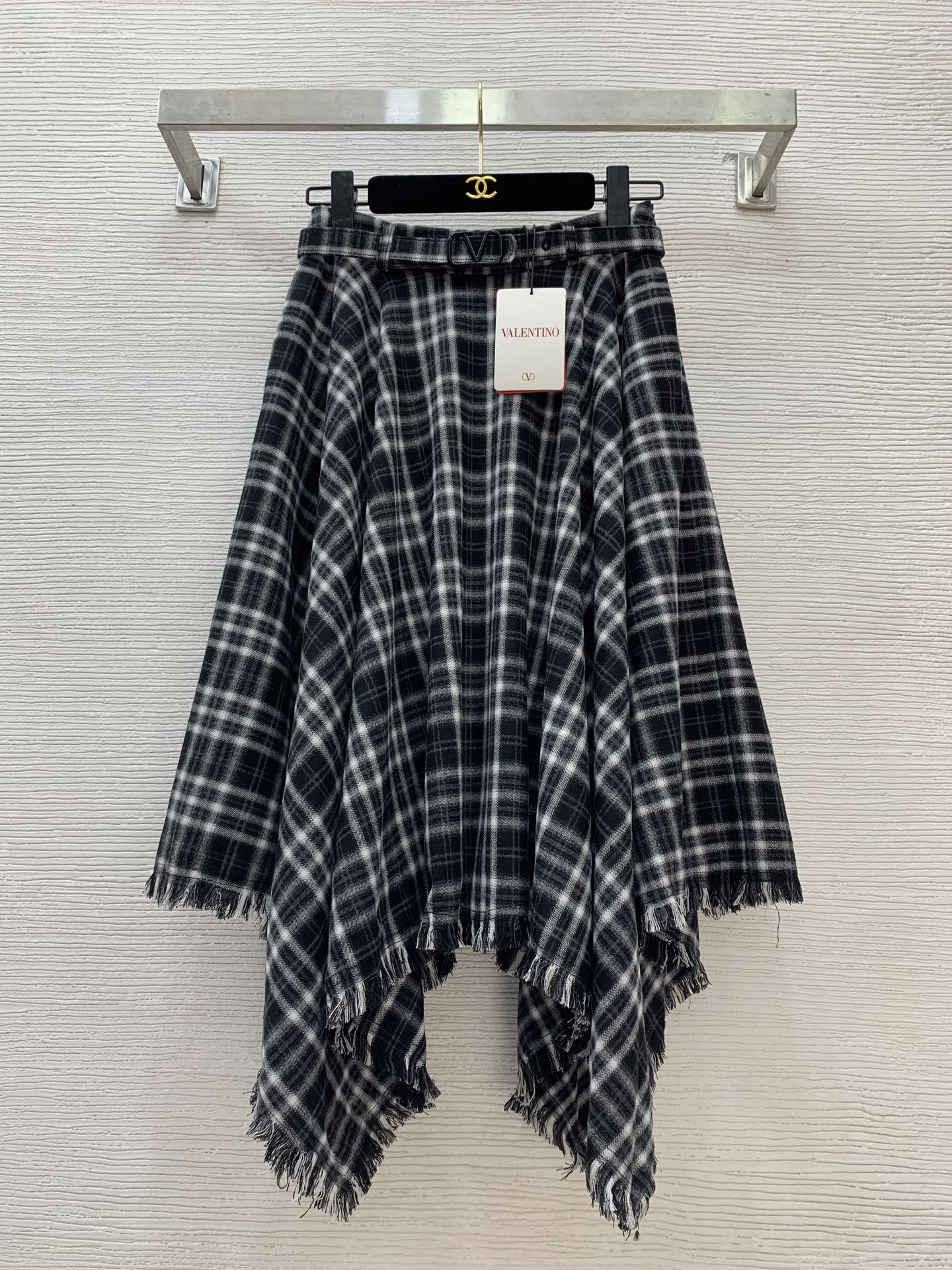 NO:577453,Model No. G25102864 VALENTIN*O Warren's new high-end customized contrasting plaid fabric, fringed edges, irregular large skirt, high waist and slimming mid-length skirt with belt!  Gray, red, (S size waist 64, skirt length 60/80) hair,,valentino,valentino,skirts,alexander wang19860909款号G25102864 VALENTIN*O华伦家新款 高端定制撞色格纹面料、流苏边不规则大裙摆高腰显瘦中长款半身裙配有腰带！灰色、红色、 （S码腰围64,裙长60/80）发,,valentino,valentino,skirts,alexander wang,Women's clothing