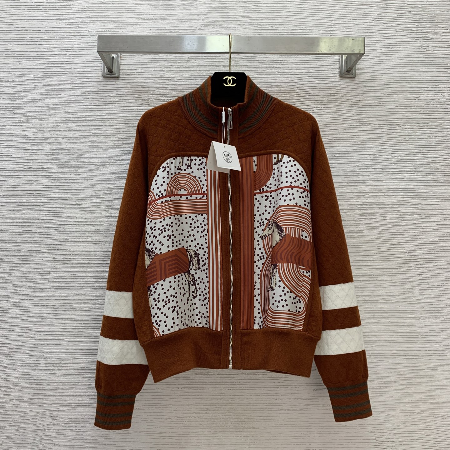 NO:577999,Model number G25103084 HERM*S new autumn and winter H family high-end customized 19mm heavyweight silk twill fabric splicing rhombus interlayer thickened fabric, horse small polka dot pattern positioning printing short long-sleeved zipper jacket!  Brown, caramel brown, (M size bust 104, raglan sleeve length 70, dress length 57) hair,,hermes,jackets & coats,real silk,alexander wang19860909款号G25103084 HERM*S秋冬新款H家高端定制19姆米重磅真丝斜纹绸面料拼接菱格夹层加厚布面、骏马小波点图案定位印花短款长袖拉链外套！咖啡色、焦糖棕、 （M码胸围104,连肩袖长70,衣长57）发,,hermes,jackets & coats,real silk,alexander wang,Women's clothing