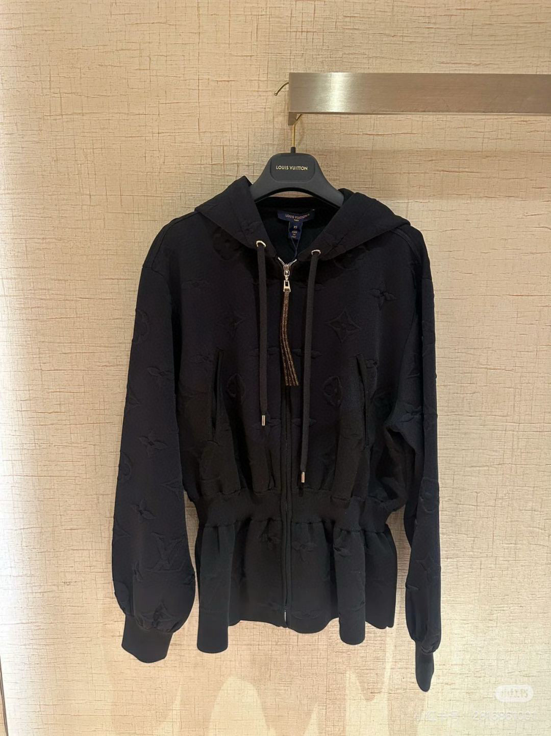 NO:577448,Model No. D25102846 LOUIS*Lvjia LV new style, all-over presbyopia letter logo embossed fabric, letter logo hardware accessories, leather zipper belt waist design, fashionable and versatile zipper fly hooded jacket!  Black, white, (M size shoulder width 53, bust 100, waist 74 elastic, sleeve length 52, skirt length 63) hair,,louis vuitton,louis vuitton,louis vuitton,louis vuitton,skirts,jackets & coats,hats,alexander wang19860909款号D25102846 LOUIS*驴家LV新款 通体老花字母logo压花面料、采用字母logo五金配件皮革拉链带收腰设计时尚百搭拉链门襟连帽外套！黑色、白色、（M码肩宽53,胸围100,腰围74松紧,袖长52,裙长63）发,,louis vuitton,louis vuitton,louis vuitton,louis vuitton,skirts,jackets & coats,hats,alexander wang,Women's clothing