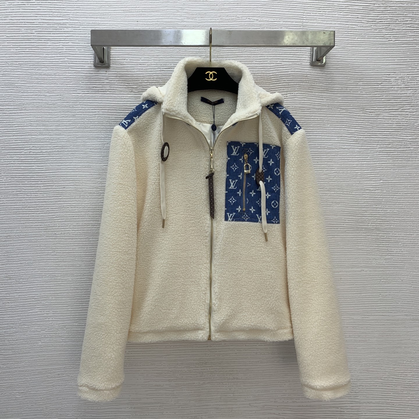 NO:577994,Style No. D25103049 LOUIS*Lvjia LV new winter style, presbyopic letter logo denim contrasting color splicing lambswool zip fly loose fashionable hooded jacket!  Apricot color, (M size shoulder width 50, bust 114, sleeve length 62, dress length 61) hair,,louis vuitton,louis vuitton,louis vuitton,louis vuitton,jackets & coats,hats,alexander wang19860909款号D25103049 LOUIS*驴家LV冬季新款 老花字母logo牛仔撞色拼接羊羔毛拉链门襟宽松时尚连帽外套！杏色,（M码肩宽50,胸围114,袖长62,衣长61）发,,louis vuitton,louis vuitton,louis vuitton,louis vuitton,jackets & coats,hats,alexander wang,Women's clothing