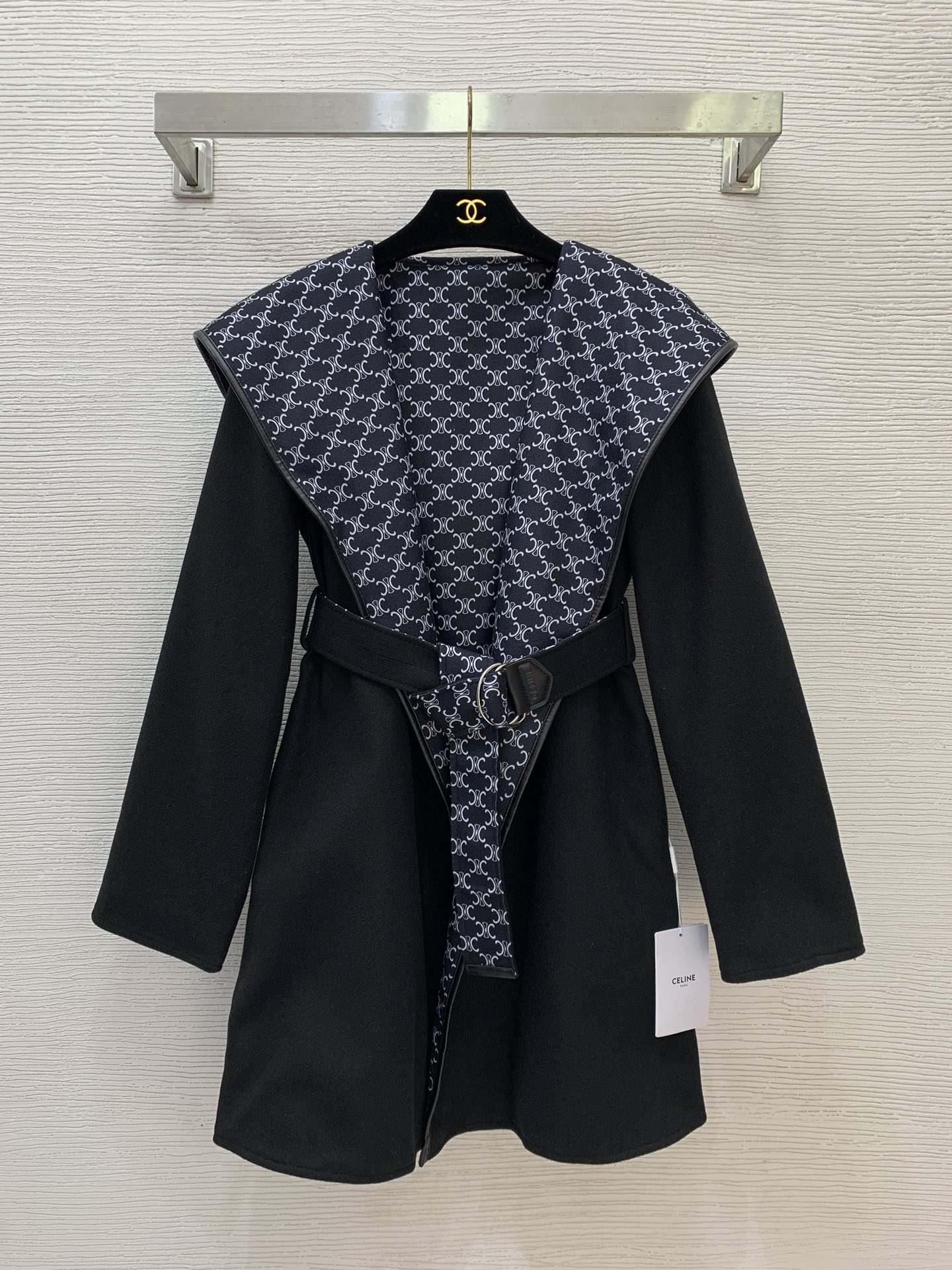 NO:578199,Model No. G25103159 CELIN* Celin's new Wannian classic presbyopia logo printed lining with a belt to tighten the waist for a slimming look, large lapel hooded woolen coat, mid-length coat!  Black, (M size shoulder width 39, bust 96, sleeve length 63, dress length 86) hair,,celine,jackets & coats,hats,alexander wang19860909款号G25103159 CELIN*思琳新款万年经典款老花logo印花内里搭配腰带收腰显瘦大翻领连帽毛呢大衣中长款外套！黑色,（M码肩宽39,胸围96,袖长63,衣长86）发,,celine,jackets & coats,hats,alexander wang,Women's clothing