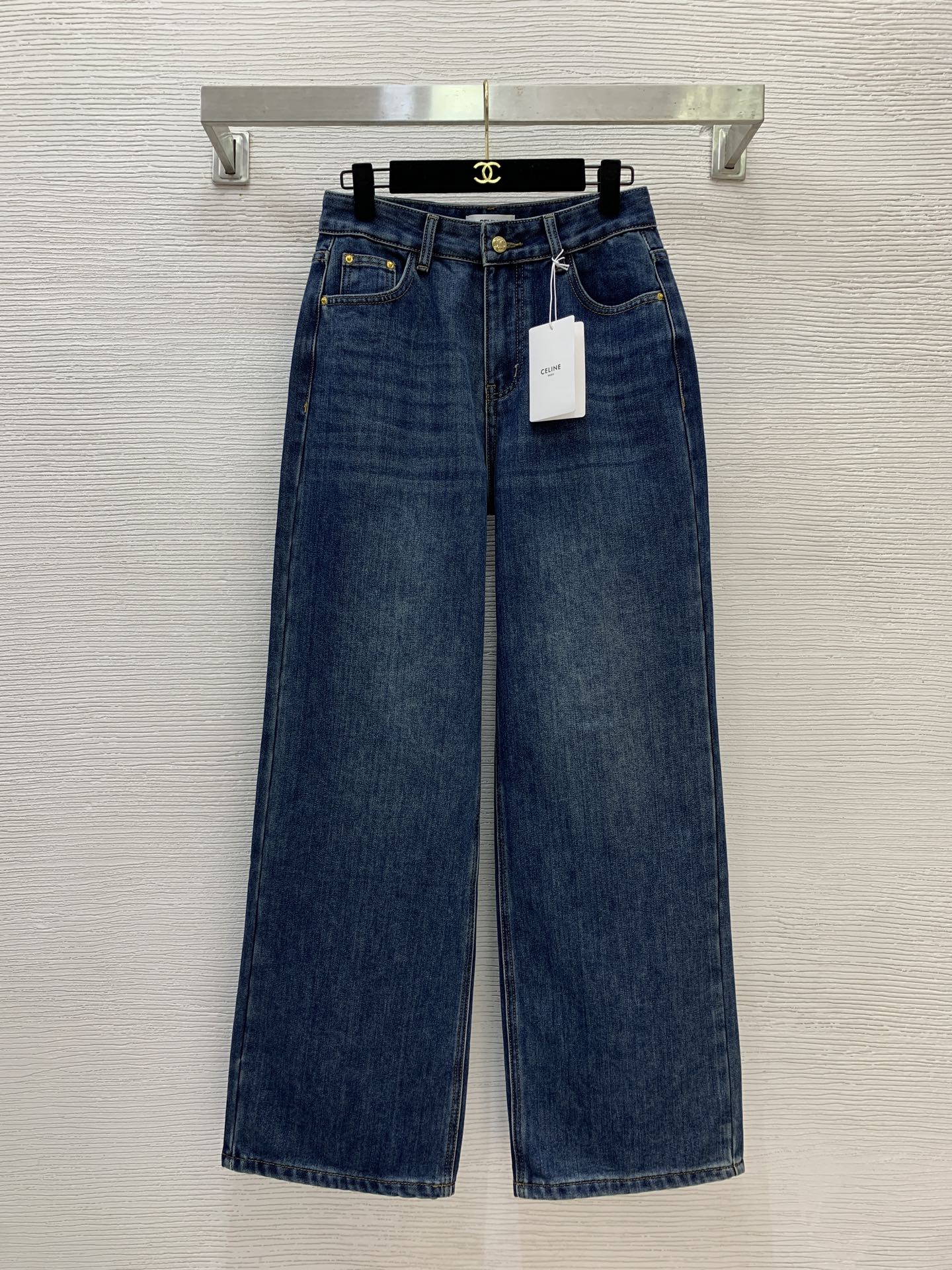 NO:579318,Style No. G25110647 CELIN* New style winter velvet warm letter logo buttons, back hip pockets, Arc de Triomphe logo decoration, loose and fashionable wide-leg jeans!  (M size waist 70 non-elastic, pants length 104) hair,,celine,jeans,alexander wang19860909款号G25110647 CELIN*思琳新款 冬季加绒保暖字母logo纽扣、后臀口袋凯旋门徽标装饰宽松时尚阔腿牛仔裤！（M码腰围70无弹力,裤长104）发,,celine,jeans,alexander wang,Women's clothing