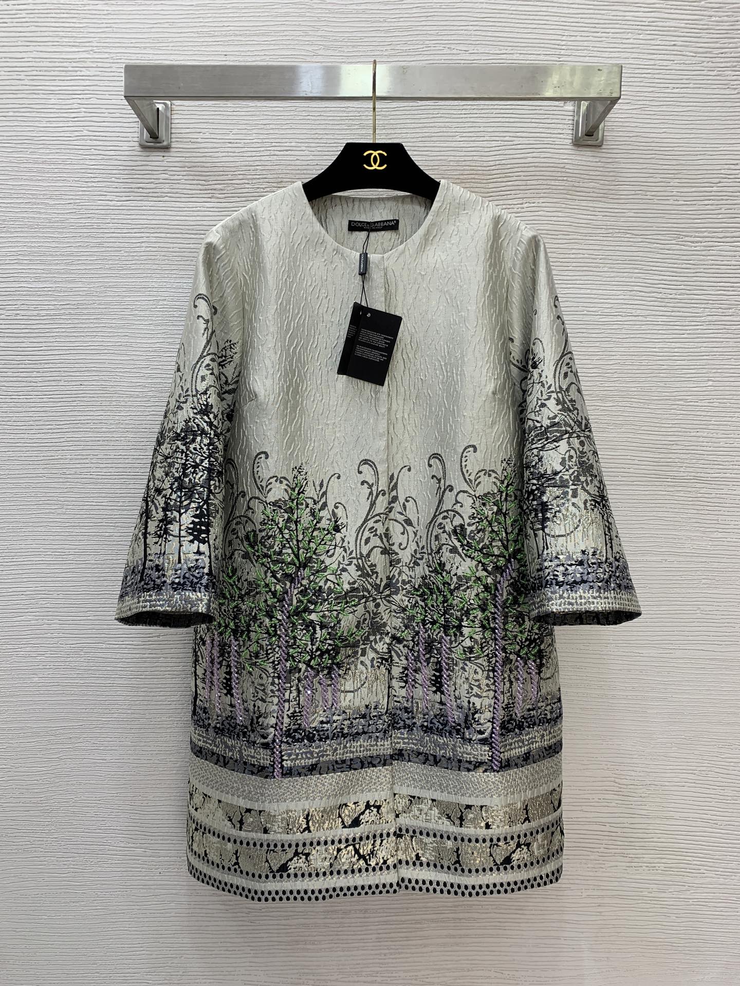 NO:586561,Style No. G25110758 Dolce & Gabbana DG* new high-end customized textured jacquard fabric with crisp and stylish shape!  Retro forest jacquard front piece with heavy beading decoration, loose version, slim round neck, three-quarter sleeves, mid-length coat!  (M size shoulder width 39, chest 102, sleeve length 46, dress length 87) Hair,,Dolce&Gabbana,jackets & coats,alexander wang19860909款号G25110758 杜嘉班纳DG*新款 高端定制肌理感提花面料版型挺括有型！复古森林提花前片重工钉珠装饰宽松版显瘦圆领七分袖外套中长款大衣！ （M码肩宽39,胸围102,袖长46,衣长87）发,,Dolce&Gabbana,jackets & coats,alexander wang,Women's clothing