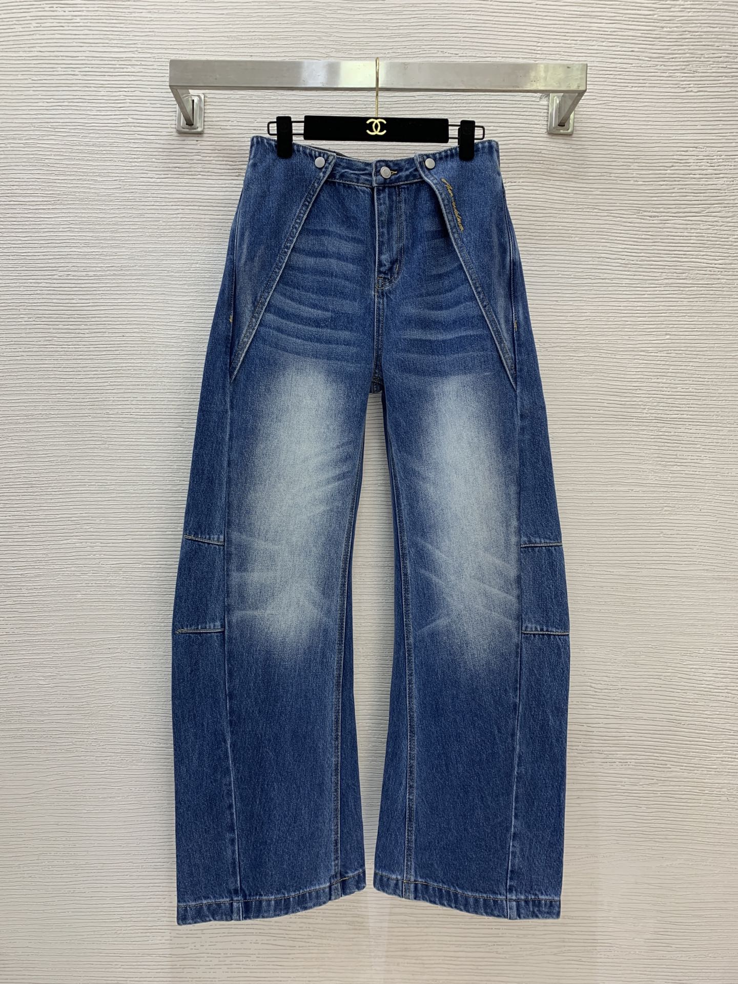 NO:579326,Style No. G25110647 ANN ANDELMA* new model, high-end customized washed cotton fabric with crisp and stylish shape!  Loose and versatile wide-leg scimitar jeans with butterfly waist and embroidered logo on the back hip pockets!  Blue, (M size waist 72 non-elastic, pants length 110) This style has no tag collar, jeans, alexander wang19860909款号G25110647 ANN ANDELMA*新款 高端定制洗水棉面料版型挺括有型！蝴蝶腰设计后臀口袋刺绣徽标宽松百搭阔腿弯刀牛仔裤！蓝色, （M码腰围72无弹力,裤长110）发此款无吊牌领标,,jeans,alexander wang,Women's clothing