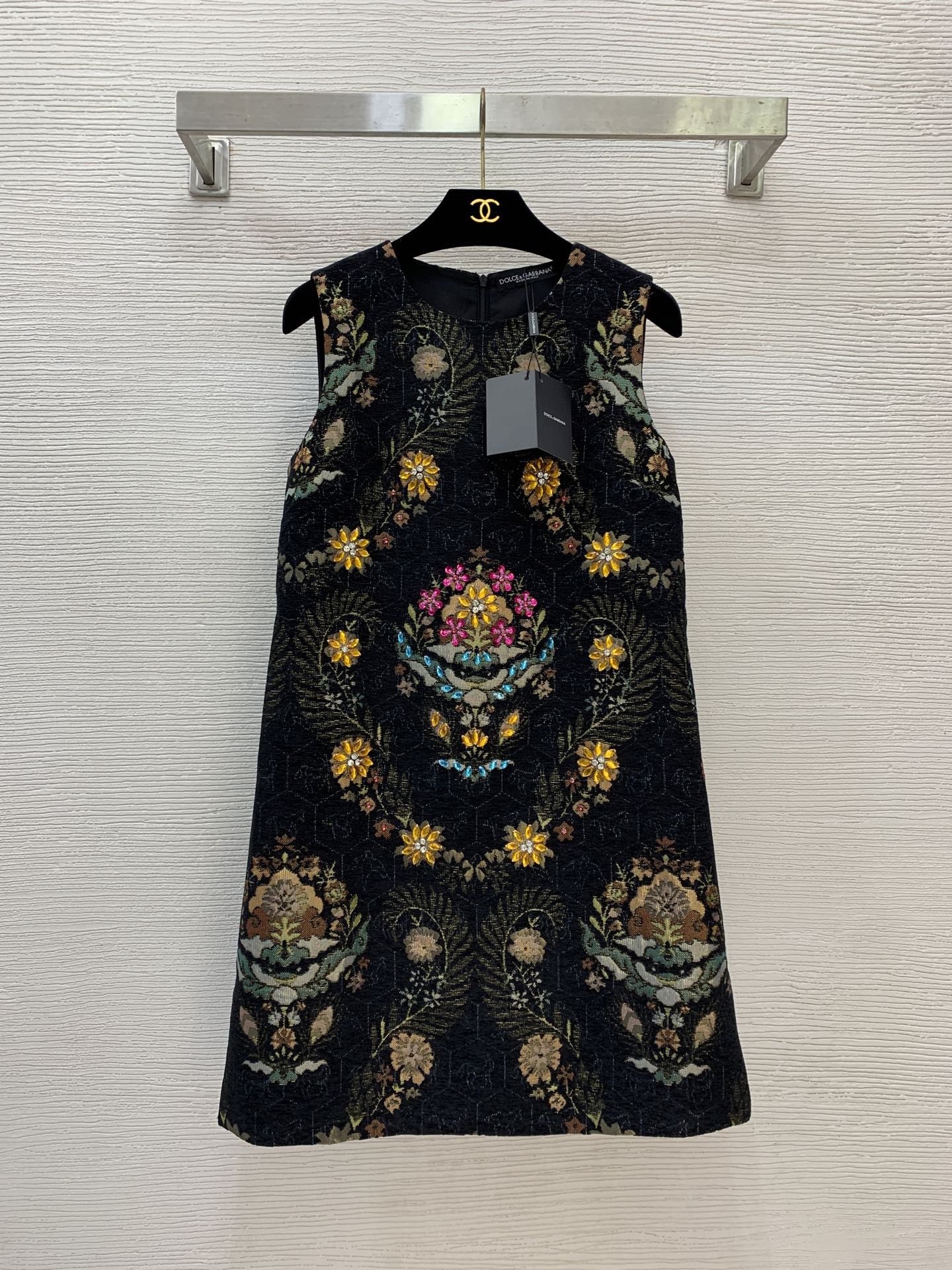 NO:588409,Style No. G25110835 Dolce & Gabbana DG* new high-end customized chenille suede jacquard fabric with a crisp and stylish shape!  High-end heavy-duty floral-embellished diamond bead-embellished A-line sleeveless tank top party dress!  Black, (S size bust 84, skirt length 86) hair,,Dolce&Gabbana,skirts,alexander wang19860909款号G25110835 杜嘉班纳DG*新款 高端定制雪尼尔绒面提花面料版型挺括有型！高级感重工花朵镶钻钉珠装饰A字版无袖背心裙宴会连衣裙！黑色, （S码胸围84,裙长86）发,,Dolce&Gabbana,skirts,alexander wang,Women's clothing